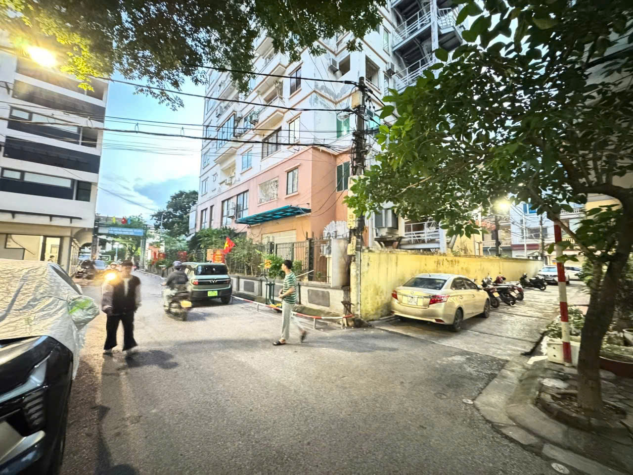 PHÂN LÔ HOÀNG QUỐC VIỆT - 50M2 5 TẦNG - Ô TÔ TRÁNH - GIÁ 2X TỶ.