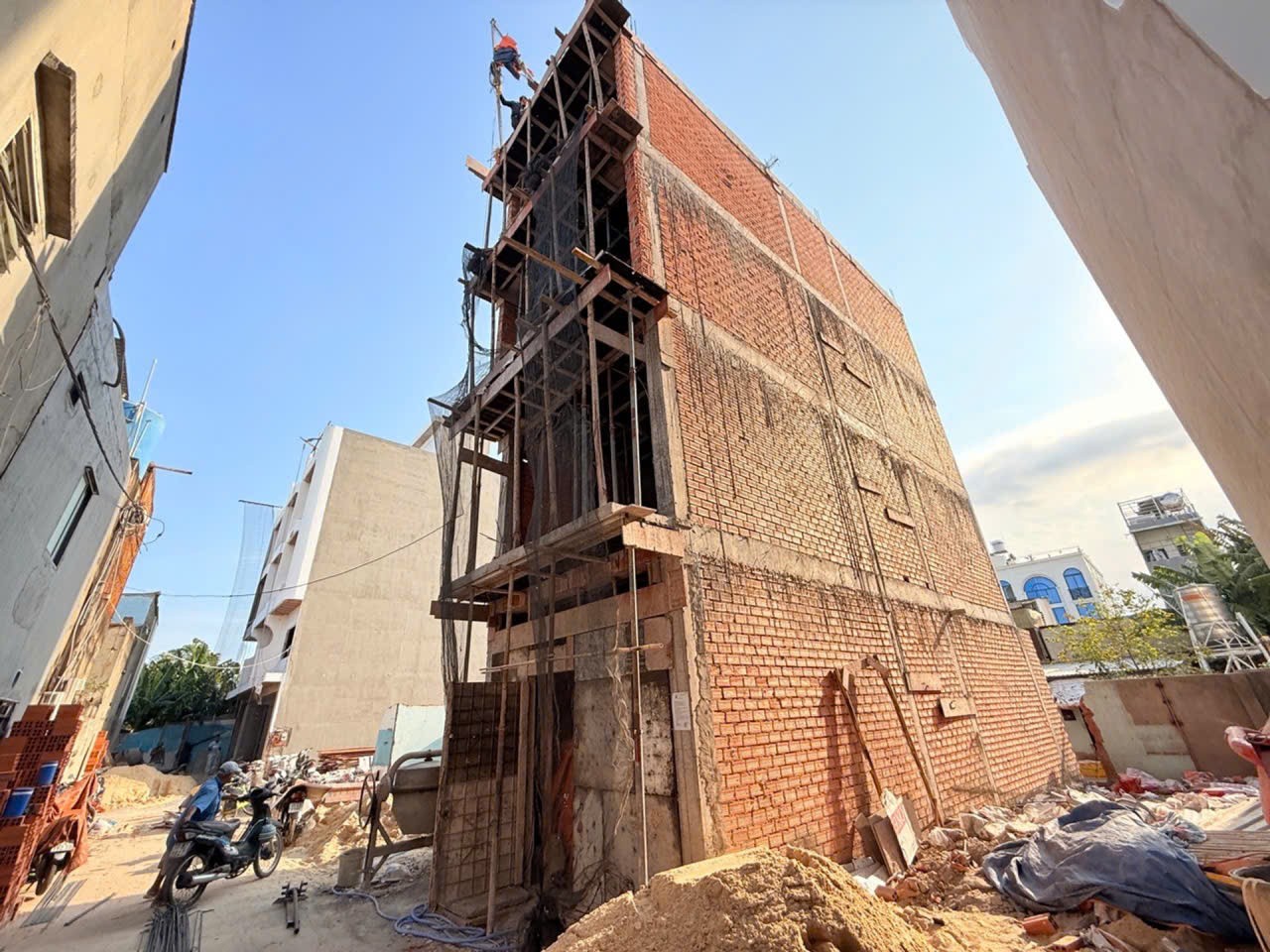 NHÀ ĐẸP- GIÁ TỐT BÁN NHANH NHÀ XÂY MỚI 100% Ô TÔ NGỦ TRONG NHÀ - KHU PHÂN LÔ ĐỒNG BỘ quận 12, TPHCM