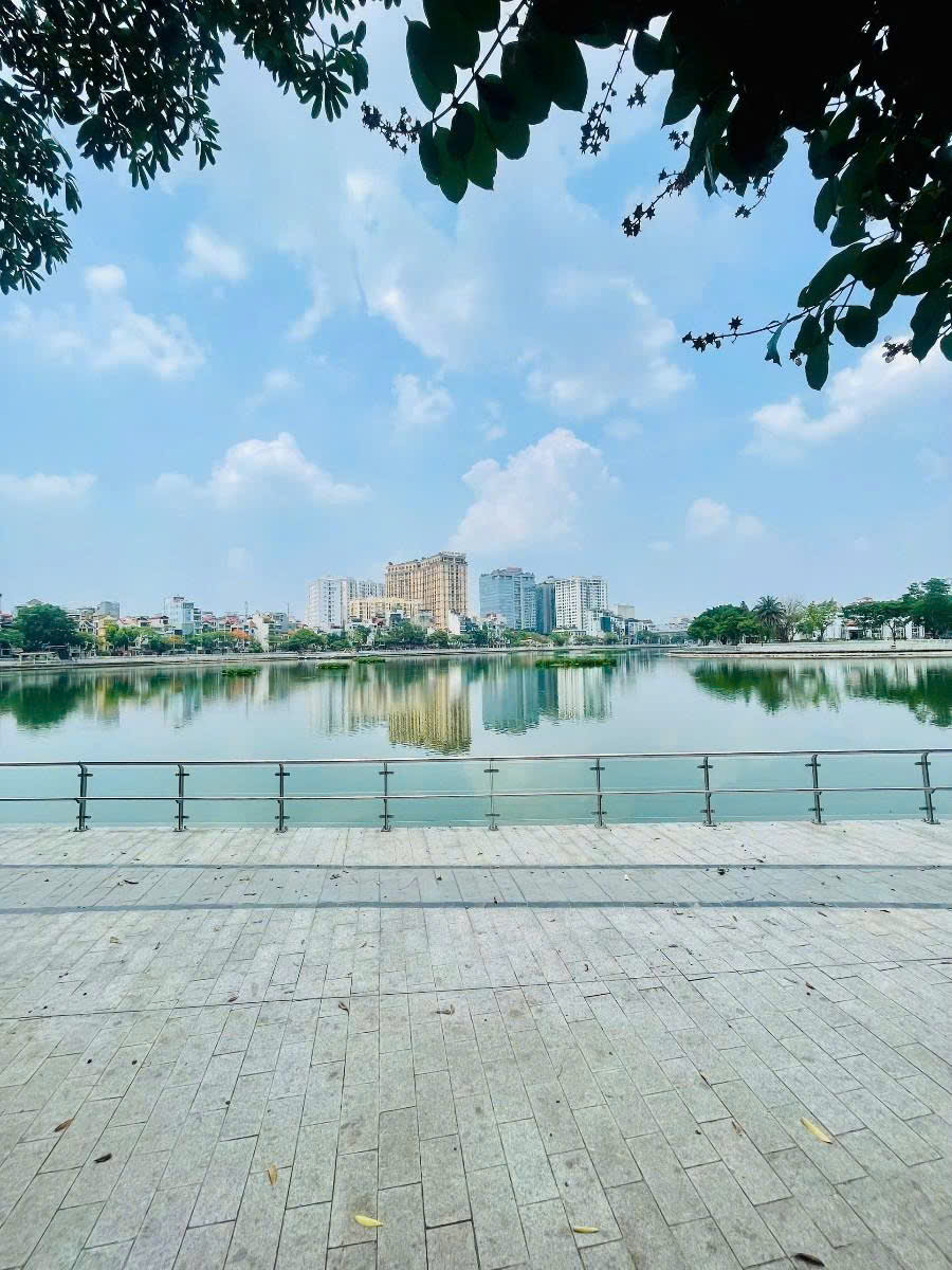 BÁN NHÀ 3 TẦNG MẶT HỒ HOÀNG CẦU, VIEW HỒ, PHÙ HỢP XÂY TÒA NHÀ, 97M2, 7X TỶ.