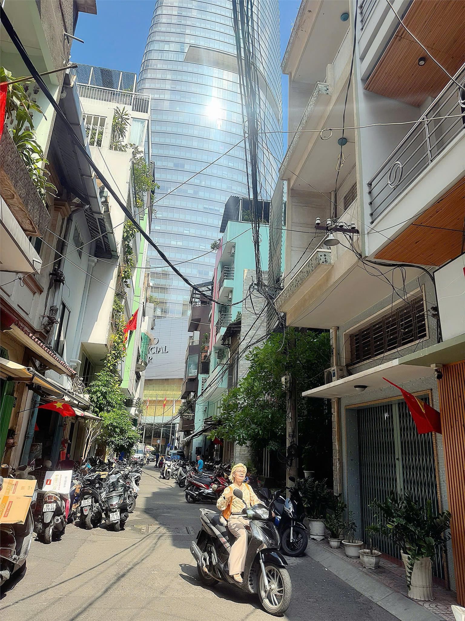 CHÍNH CHỦ CẦN BÁN NHÀ 3 MẶT TIỀN XE HƠI THÔNG ĐƯỜNG HÀM NGHI & HẢI TRIỀU & NGUYỄN HUỆ - VIEW TÒA NHÀ BITEXCO HƯỞNG TRỌN
