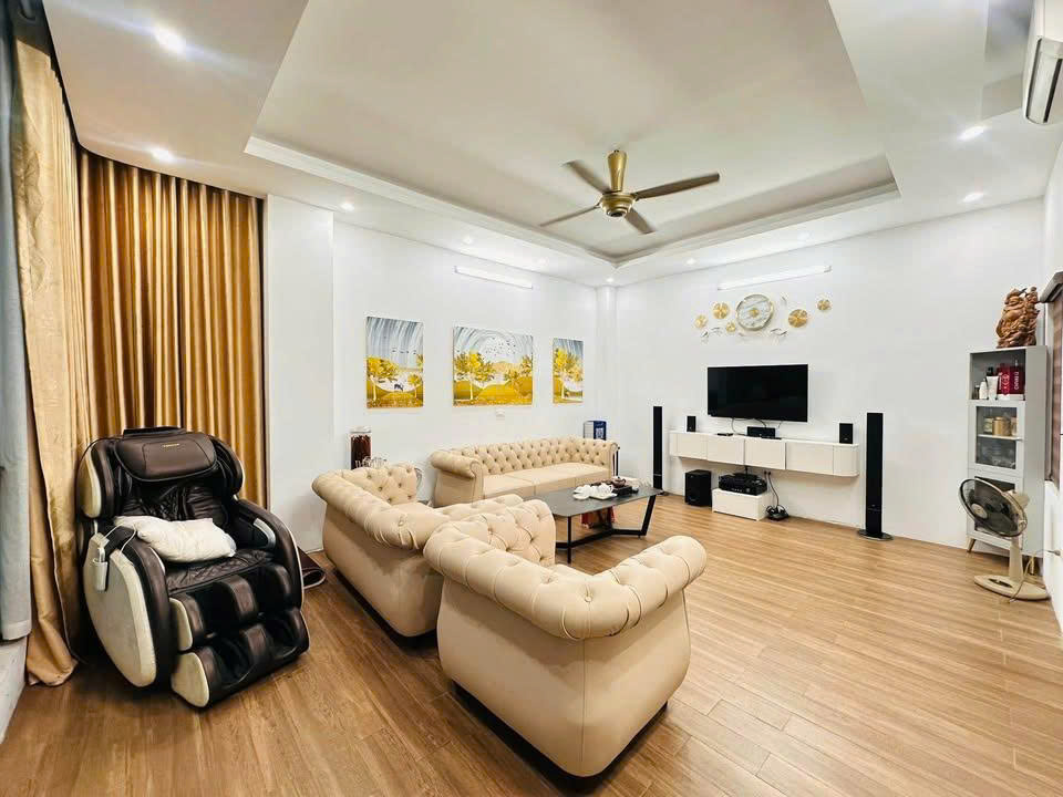 Bán nhà ngõ 61 Hoàng Cầu 90m2, 3T, MT9.6m vỉa hè ô tô khu VIP quận Đống Đa
