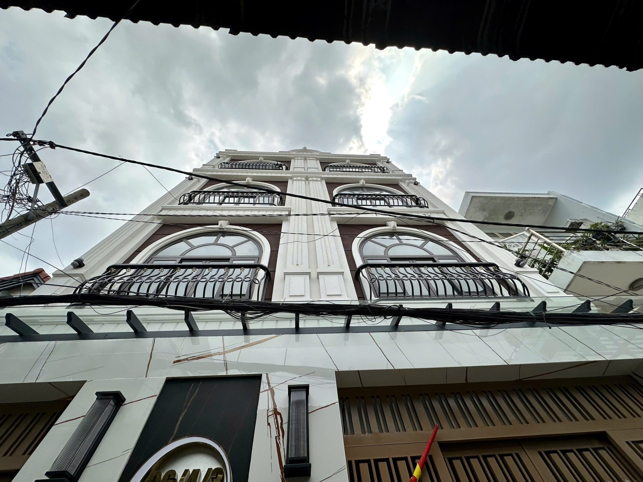 (Tin thật 100%) Bán tòa CHDV 192m2 x 37P tại Huỳnh Văn Nghệ - Dòng tiền 2,4 tỷ ~ 8,5%/năm