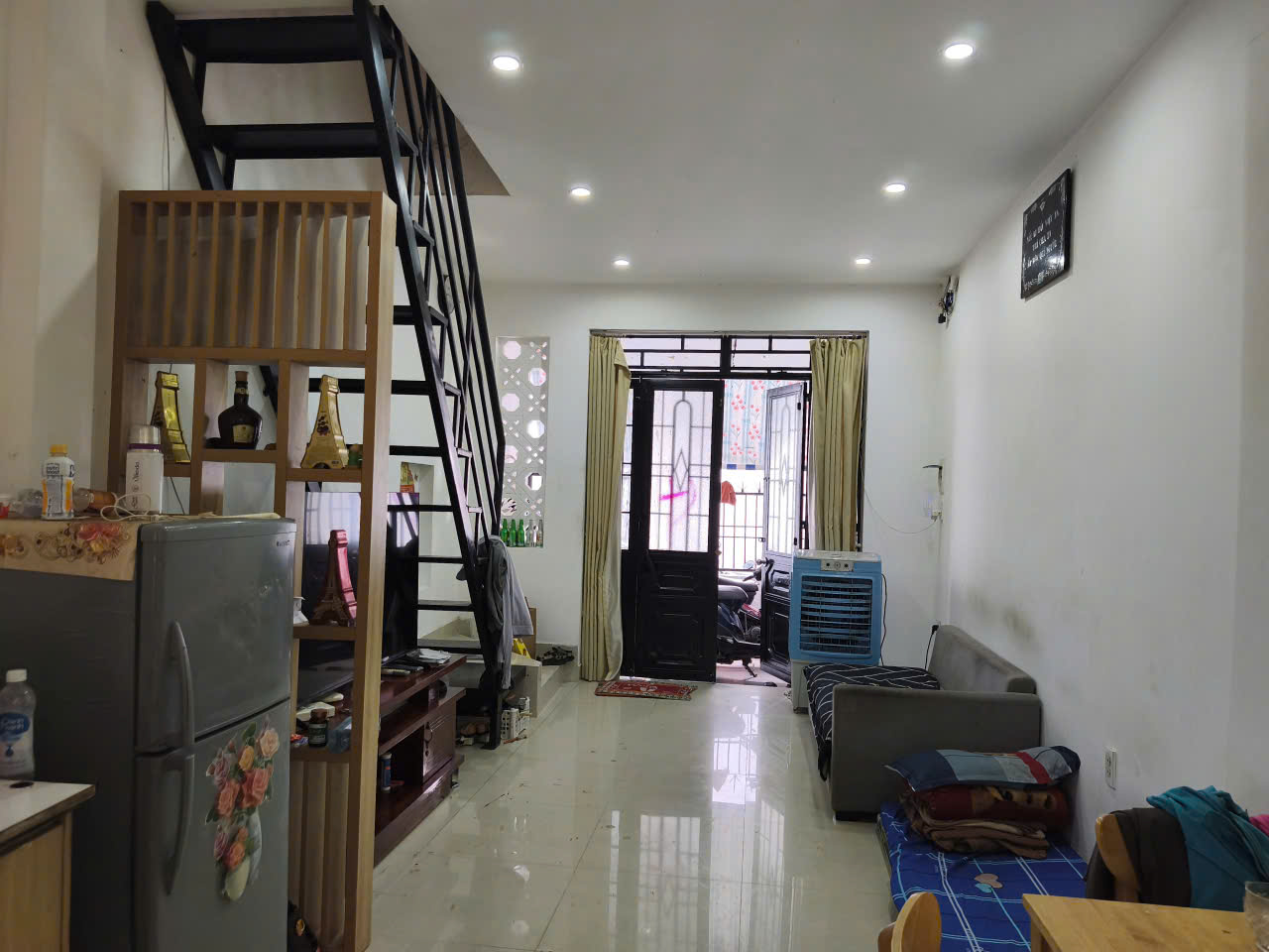 ► Kiệt gầnLê Duẩn thông, 40.2m2, ngang 4m, nở hậu, 2 tầng sạch sẽ, 2PN 2WC, hơn 3 tỷ chút