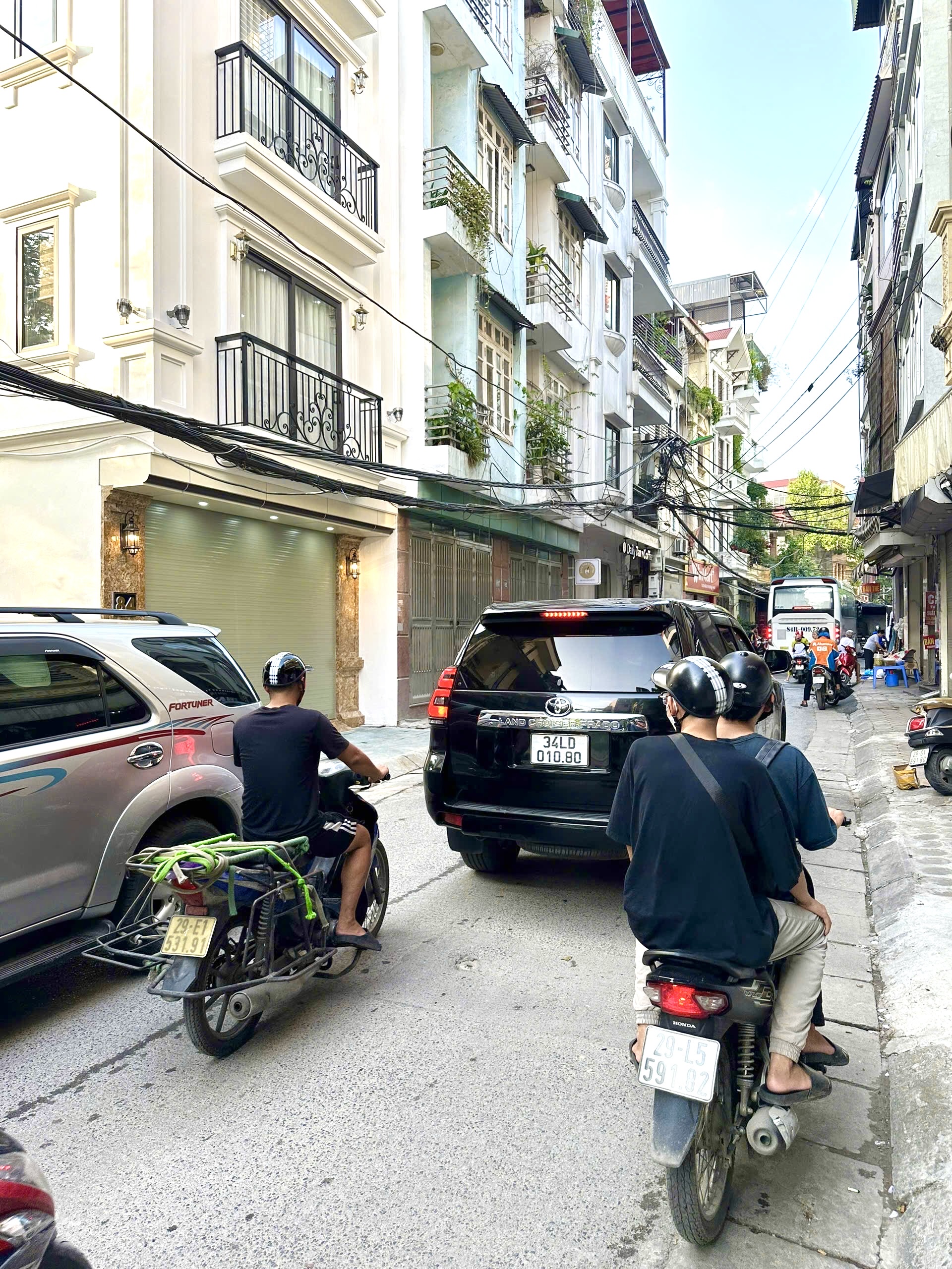 CC cho thuê nhà nguyên căn 45m2x5T thang máy - Lô góc - Ôtô tránh, vỉa hè, kinh doanh sầm uất phố Hoàng Hoa Thám, Ba Đình.