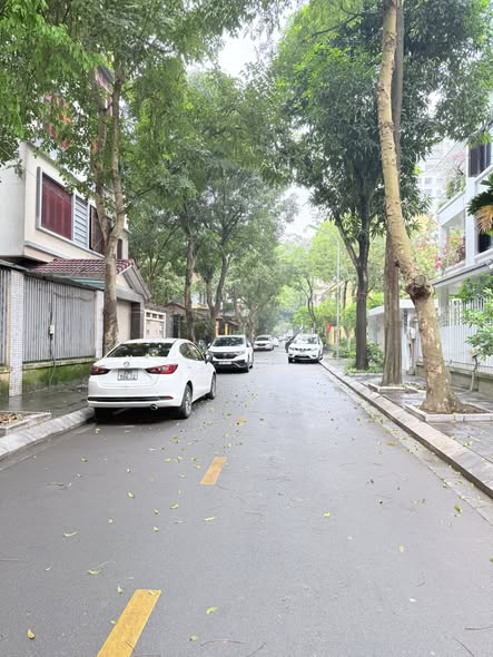 Bán biệt thự KĐT Lão Thành Cách Mạng Yên Hoà, Cầu Giấy. DT 200m x 3t, mt 14m. Giá 98 tỷ TL
