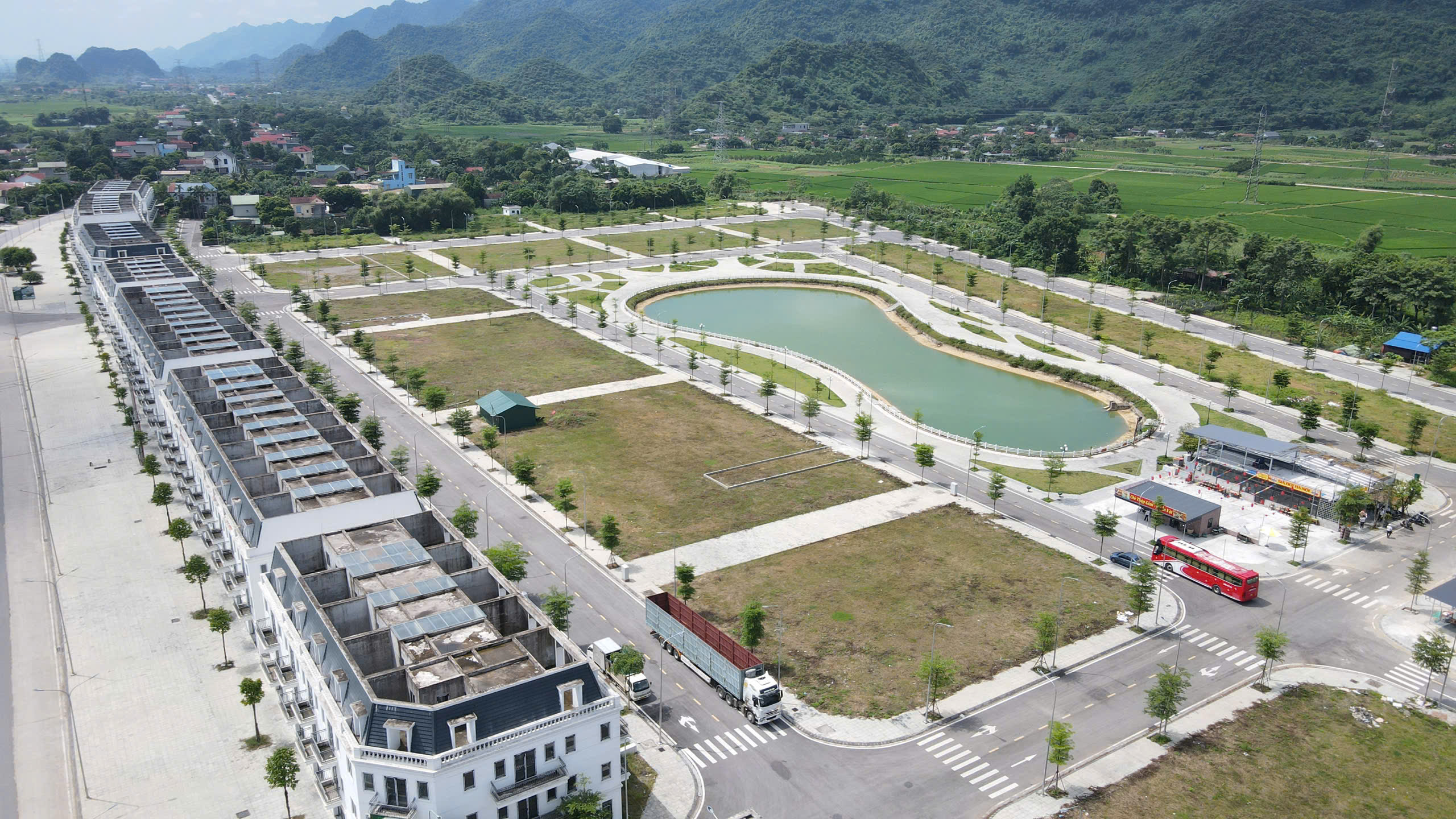 SỞ HỮU NGAY LÔ ĐẤT ĐẸP - GIÁ TỐT - Vị Trí Đắc Địa Tại TT Hàng Trạm, Huyện Yên Thuỷ, Hoà Bình