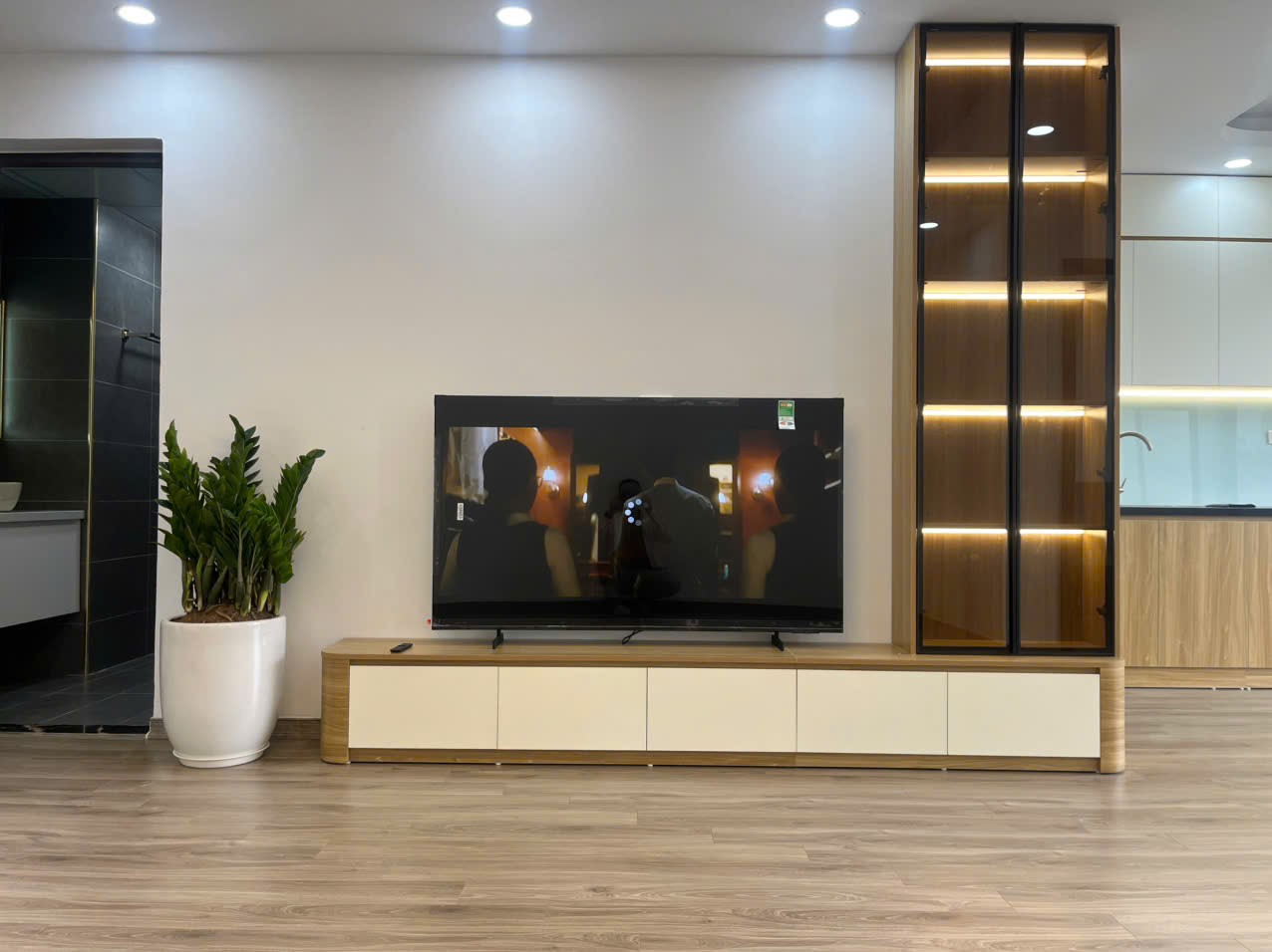 Căn nhà 3 ngủ, 2 ban công rộng Thành phố Giao Lưu Phạm Văn Đồng, DT 89m2, Full nội thất, Giá chỉ 6.95 tỷ
