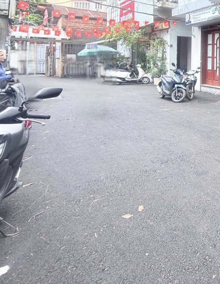 HOÀNG QUỐC VIỆT - ÔTÔ TRÁNH ĐỖ - 3 MẶT THOÁNG