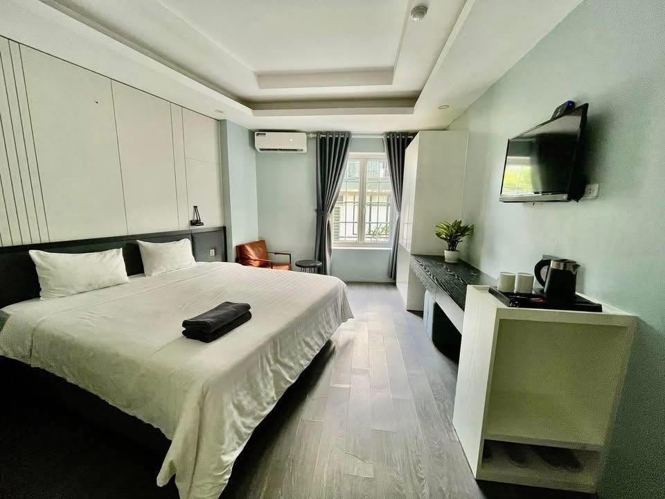 (Chính chủ) bán khách sạn phố Hàng Chiếu, 8 tầng, mặt tiền 7.3m, 166m2, 199.5 tỉ, 600tr/ tháng
