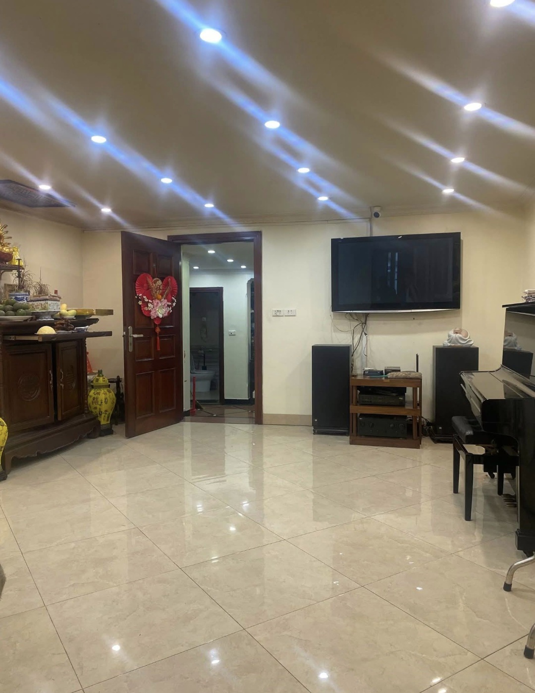 Ngã tư TẠ HIỆN Diện tích sổ: 57m² – sử dụng: ~80m² Kết cấu: 3 tầng kiên cố (đã nâng thêm tầng cực hiếm trong phố) Mặt tiền: 5.6m