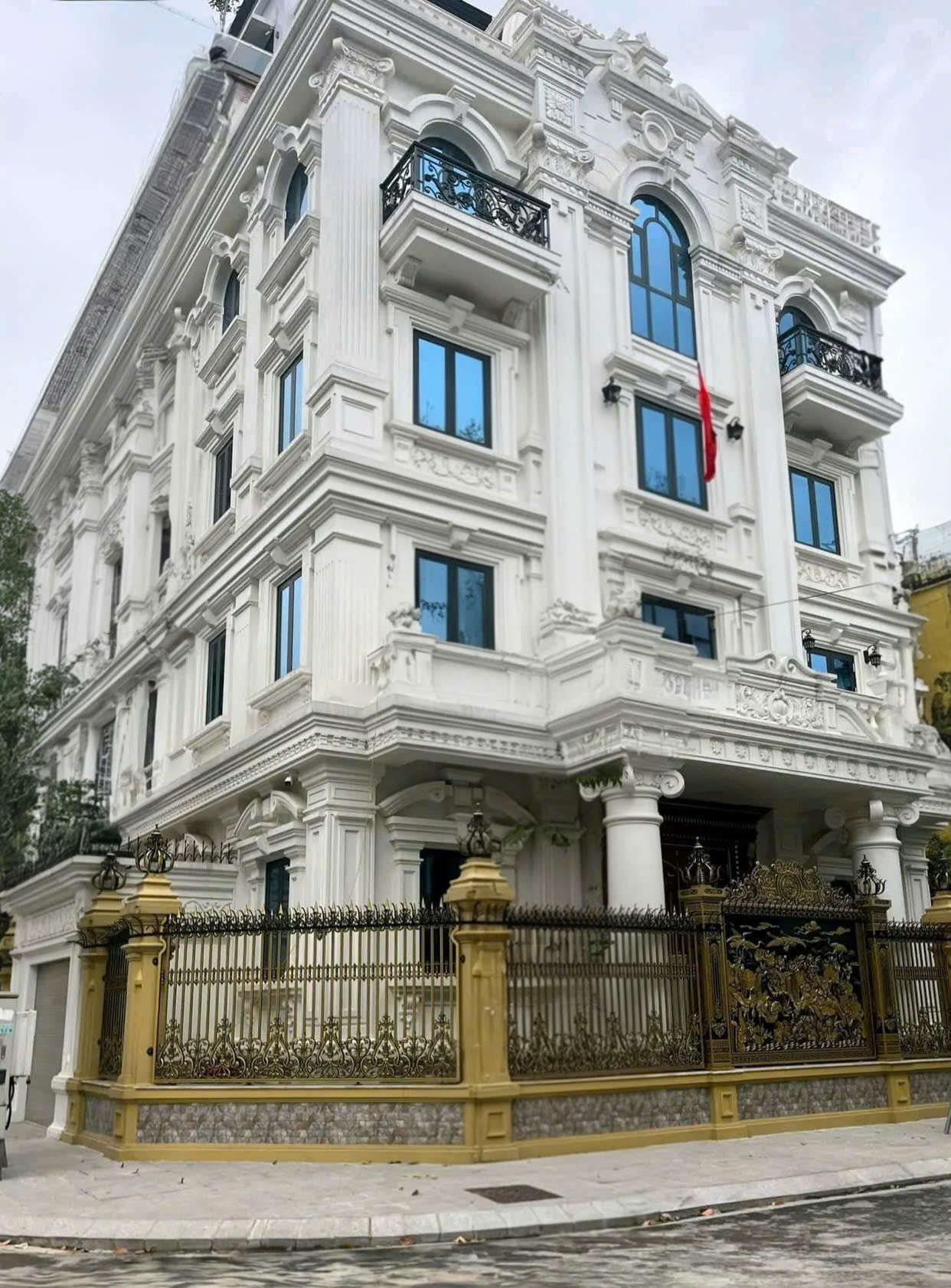 Cho thuê nhà, Chùa Láng, Nguyễn Chí Thanh, THANG MÁY, 327m2x 4T -60 tr