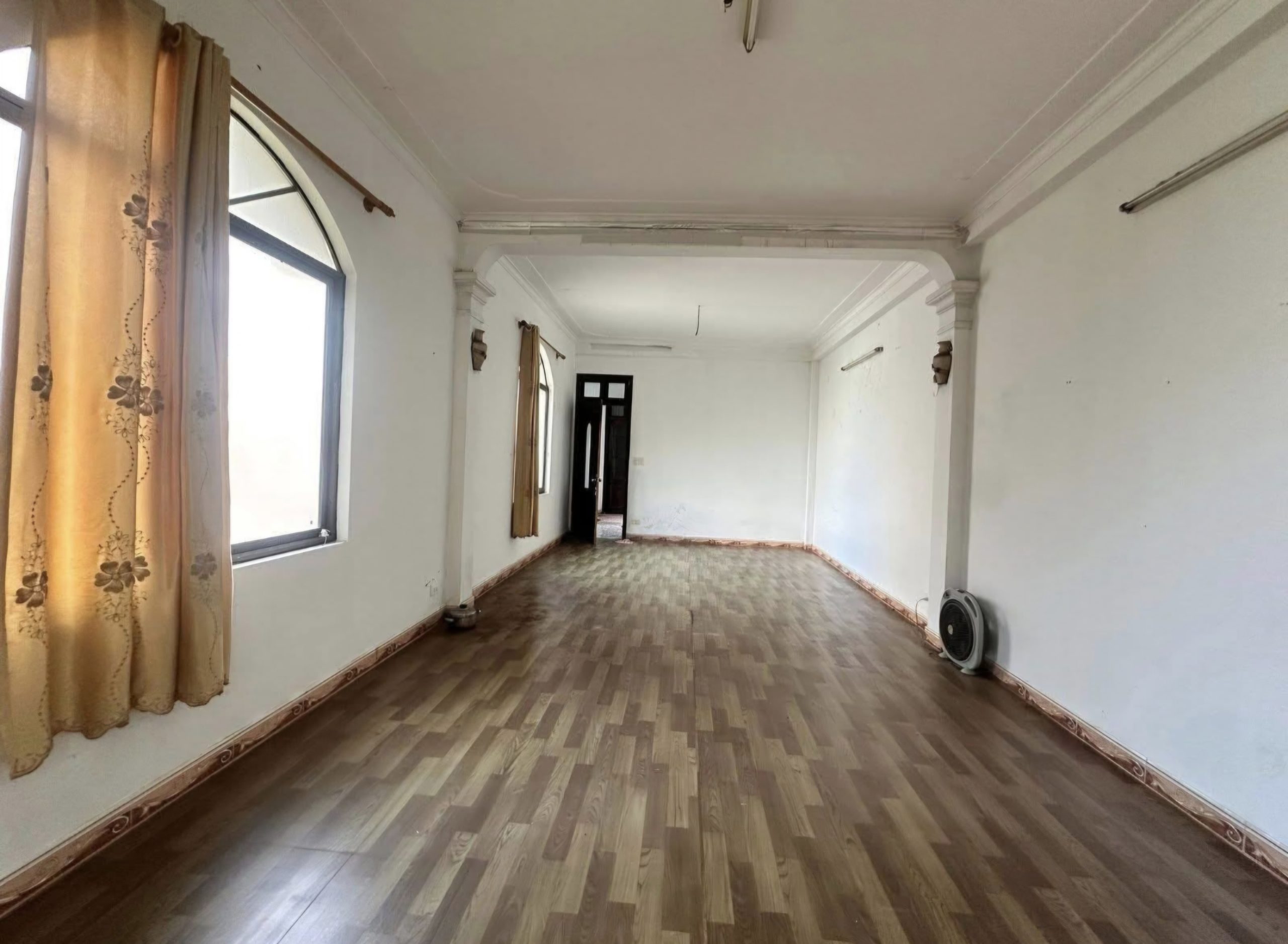ĐẤT VÀNG LẠC LONG QUÂN Diện tích: 201m² Lô góc 2 mặt thoáng – 2 mặt tiền rộng đẹp Cách mặt phố Lạc Long Quân ~50m Giá chào: 65 tỷ (thiện chí)