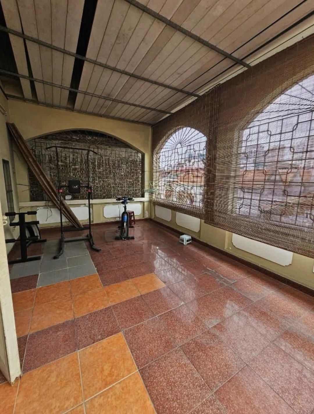 phố Lạc Long Quân – quận Tây Hồ Thông số vàng Diện tích: 95m² – 5 tầng Mặt tiền: 7m cực hiếm Giá chào: 33 tỷ