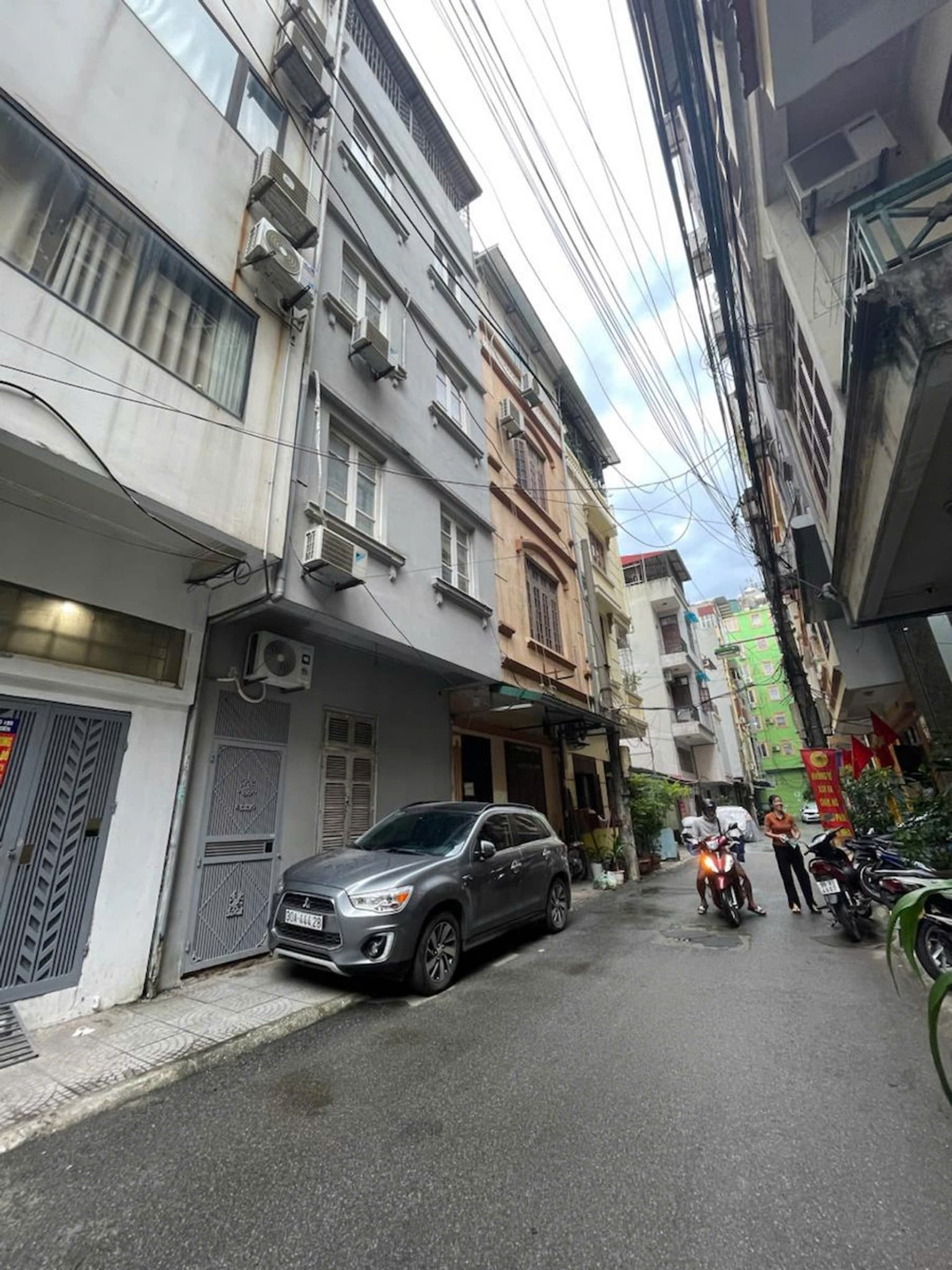Cho thuê nhà mới thang máy điều hoà ngõ 117 Thái Hà. DT 110m x 7 tầng. Giá 50tr