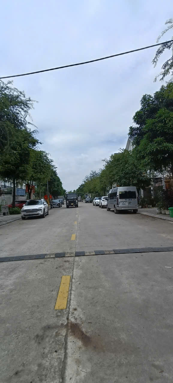 Cho thuê biệt thự mới thang máy thông sàn KĐT Geleximco. 200m x 4t, mt 10m. Giá 50tr