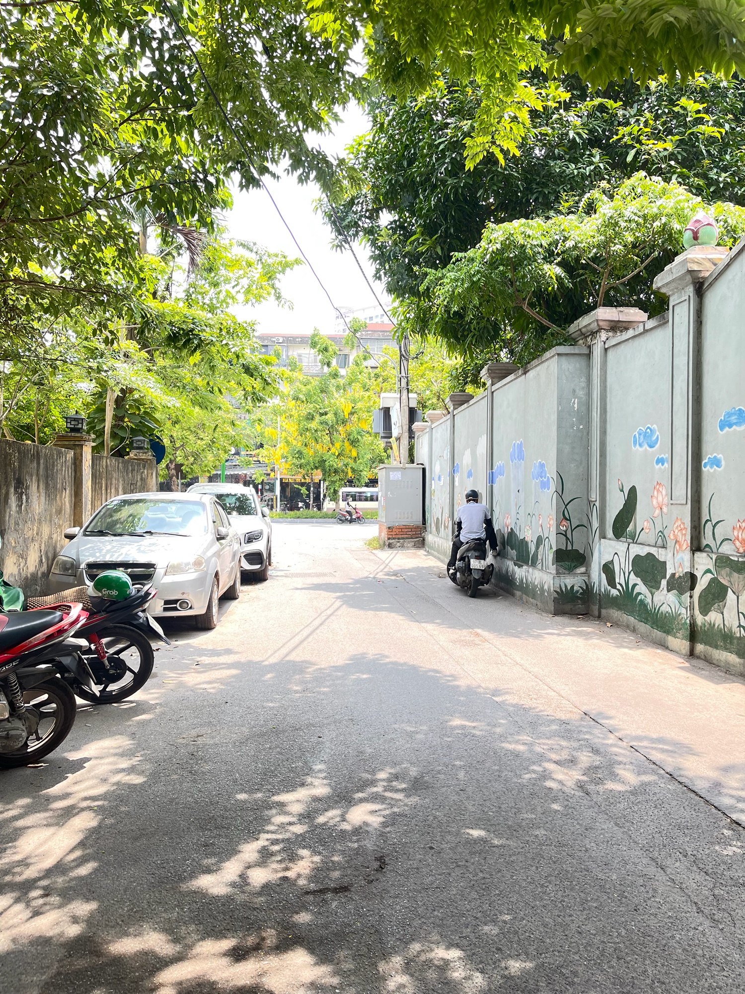 BÁN NHÀ ĐẸP 8 TẦNG THANG MÁY VIP NHẤT KHU VỰC CẦU GIẤY-NHÀ HIỆN TẠI ĐANG LÀ CÔNG TY-CHỦ ĐANG LÀM ĂN RẤT PHÁT ĐẠT-NHÀ CÁCH MẶT PHỐ NGUYỄN VĂN HUYÊN CHỈ 2