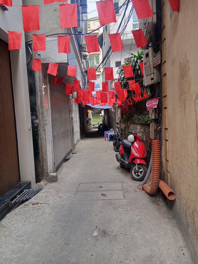 Bán đất tặng nhà 2 tầng cũ ở tốt , - Vị trí trung tâm Cầu Giấy-phố Yên Hoà -khách mua xây toà cực đẹp- Giao thông thuận tiện