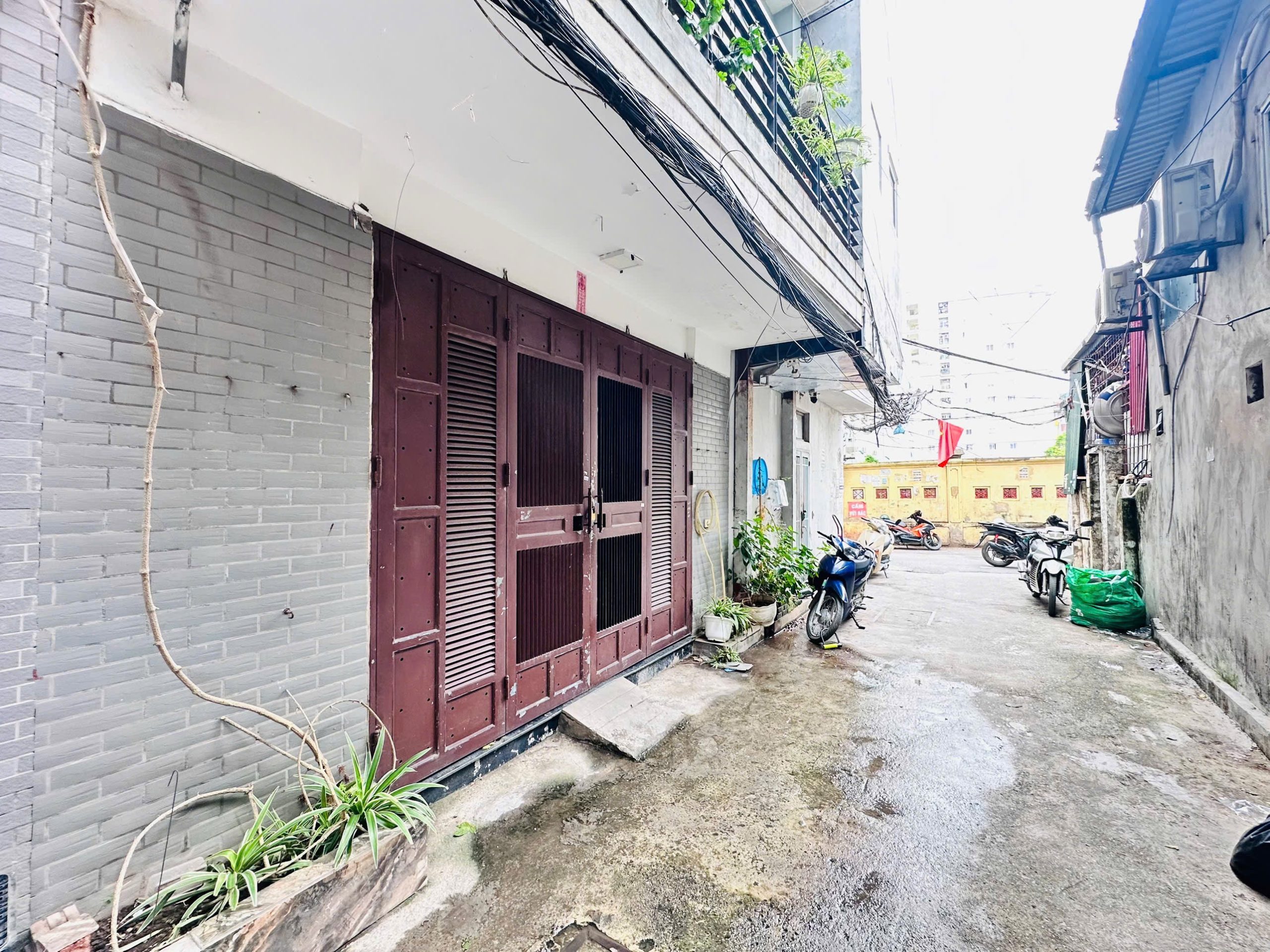 BÁN NHÀ TRUNG TÂM CẦU GIẤY- PHỐ YÊN HOÀ- GARA OTO-NHÀ ĐẸP, Ở LUÔN-MẶT TIỀN RỘNG.