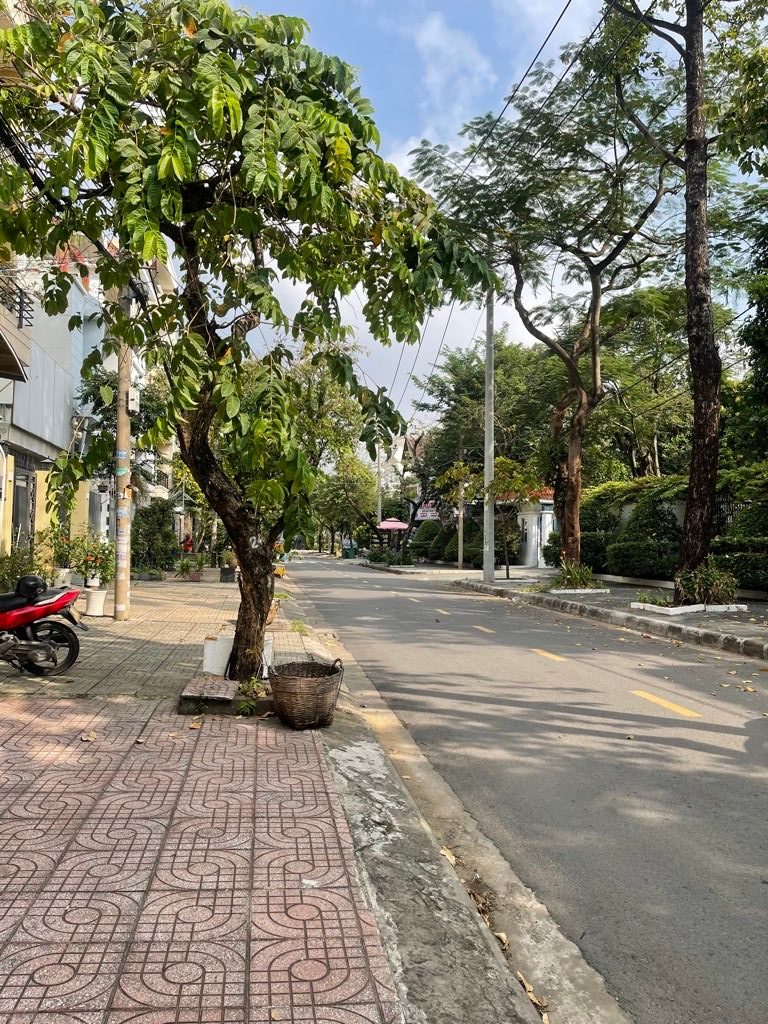 Mặt tiền 4 tầng KDC Trung Sơn 6x20 ngay công viên- 0931172218