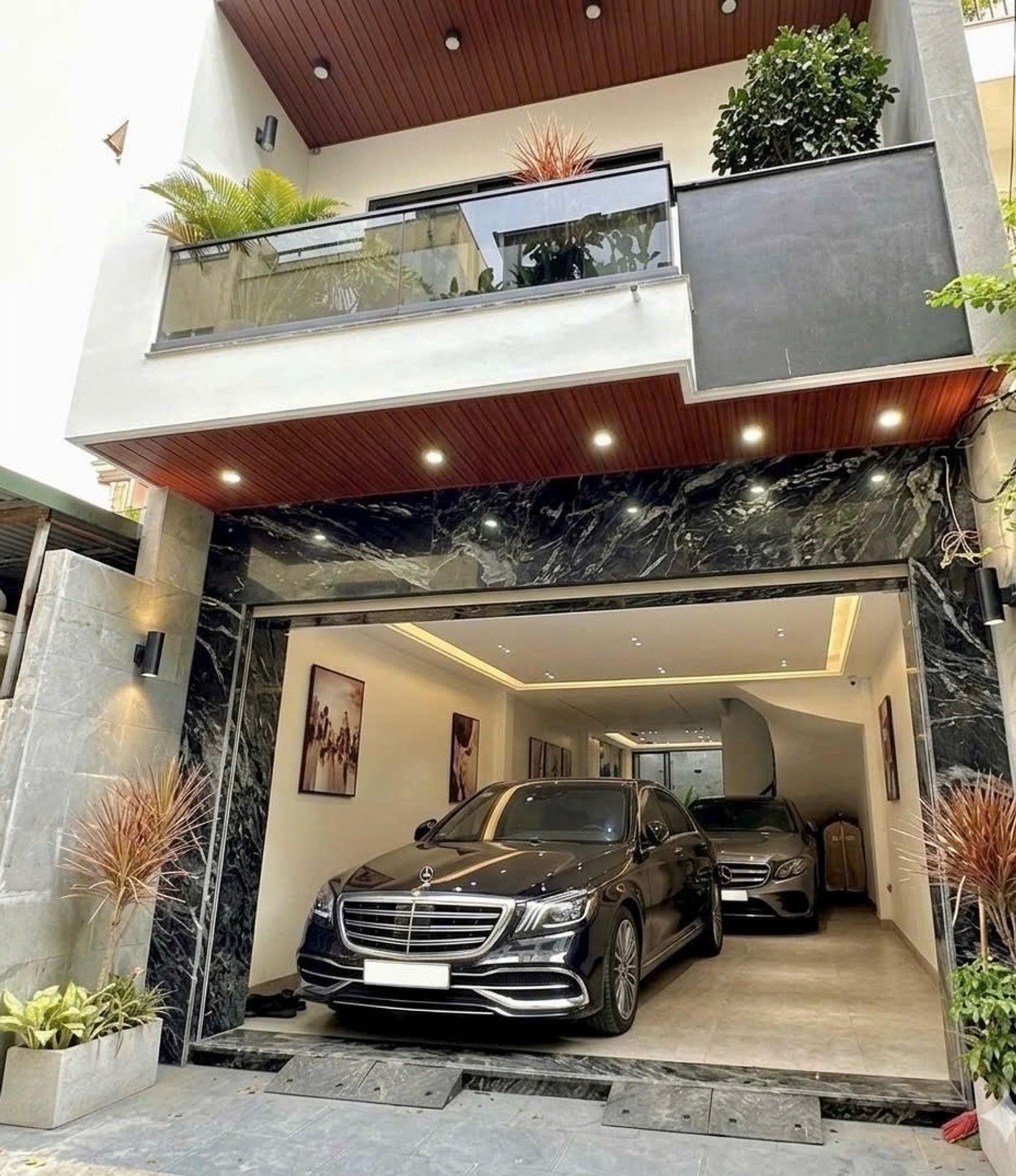 BÁN NHÀ VIỆT HƯNG 110M2- THANG MÁY- GARA 2 Ô TÔ- NGÕ THÔNG- 23.x Tỷ