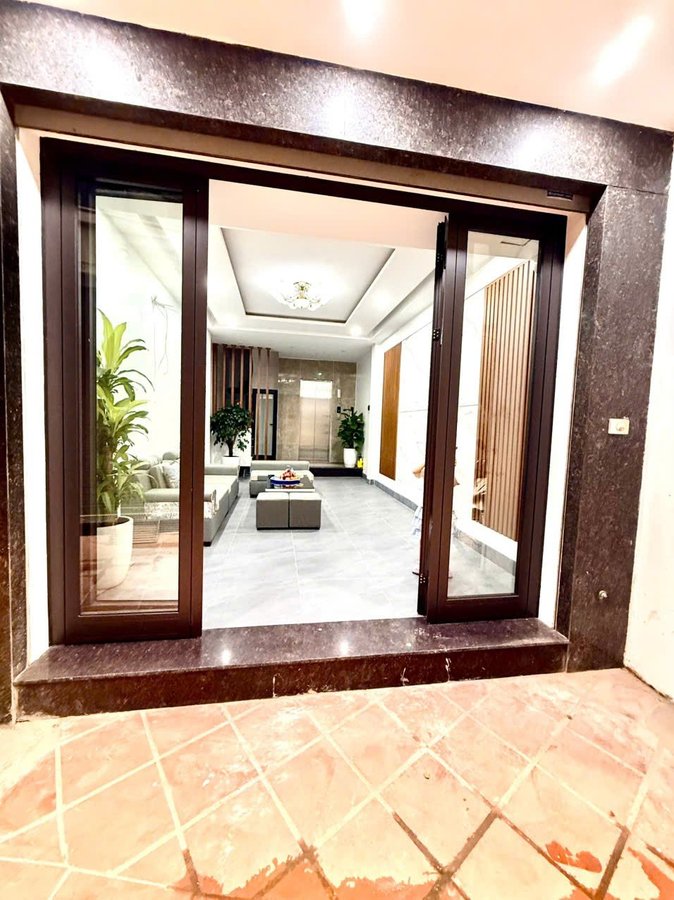 Bán Nhà Trần Thái Tông. Cầu Giấy. Thang Máy. Ô Tô. Vỉa Hè. DT 42m2. MT 3.8m. Giá 16.4 Tỷ.
