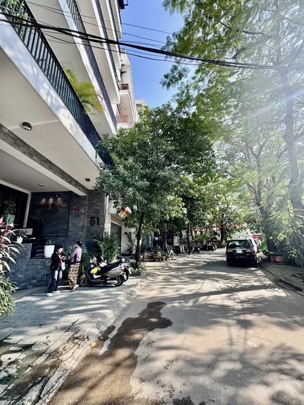 Phố Trịnh Công Sơn 180M2 Mặt Tiền 9M 99 Tỷ GPXD 8 nổi 1 Hầm