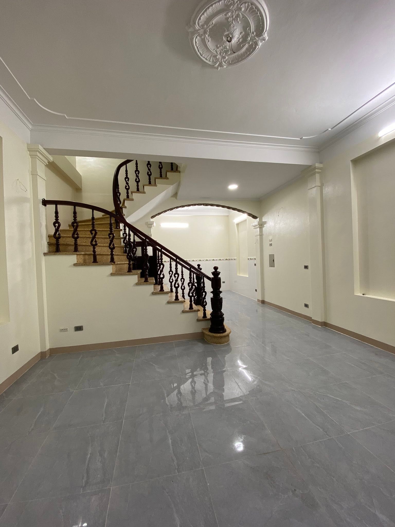 Ô tô tránh Trung Kính, 1 nhà ra phố 42/50m 4T Kinh doanh, 25.9 tỷ