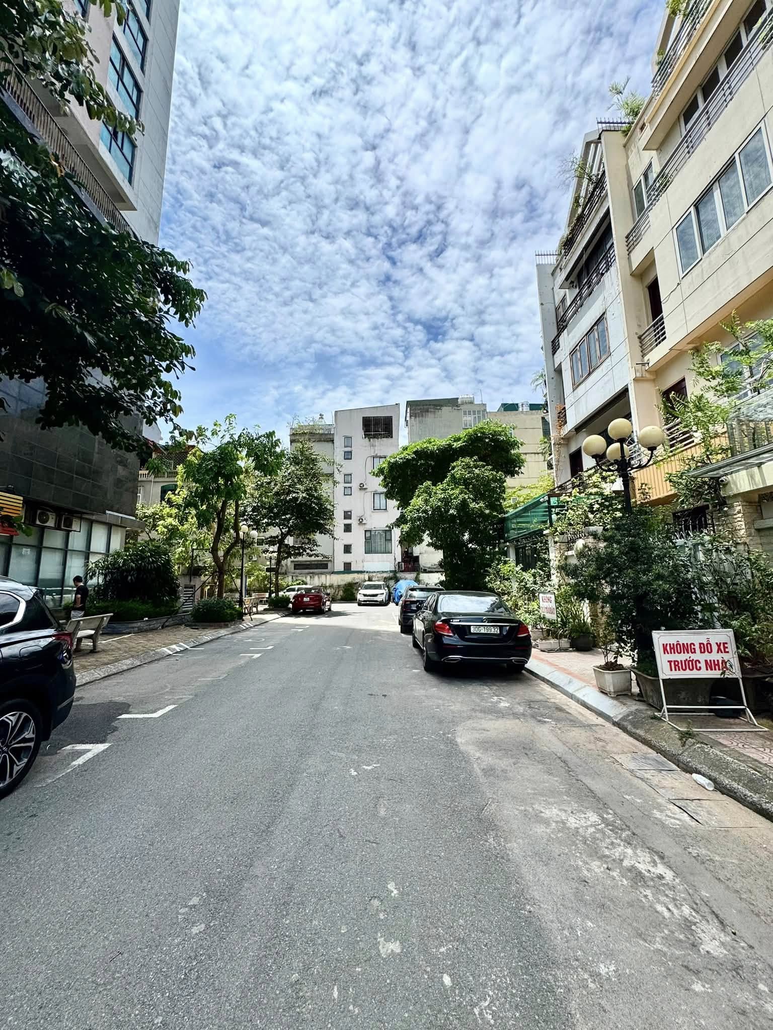 BÁN NHÀ LIỀN KỀ ĐƯỜNG NGUYỄN TRÃI. 95M2 - 5 TẦNG. GARA Ô TÔ.