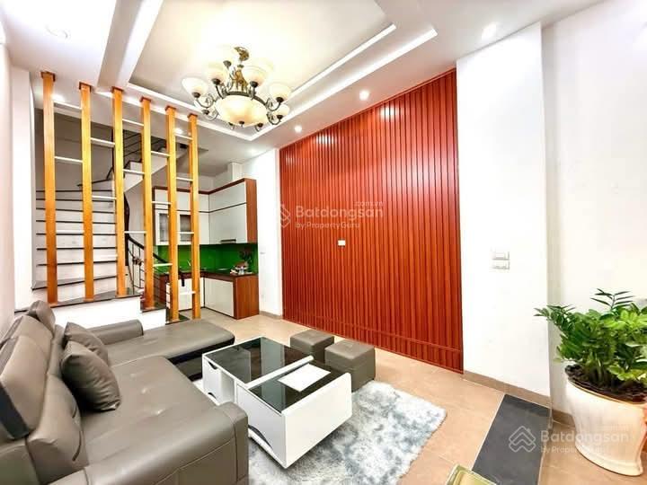 Bay nhanh Phố Cự Lộc, nhà dân xây, 2 thoáng, ngõ thông, cách 20m oto tránh, sổ vuông, dt 40m*5t