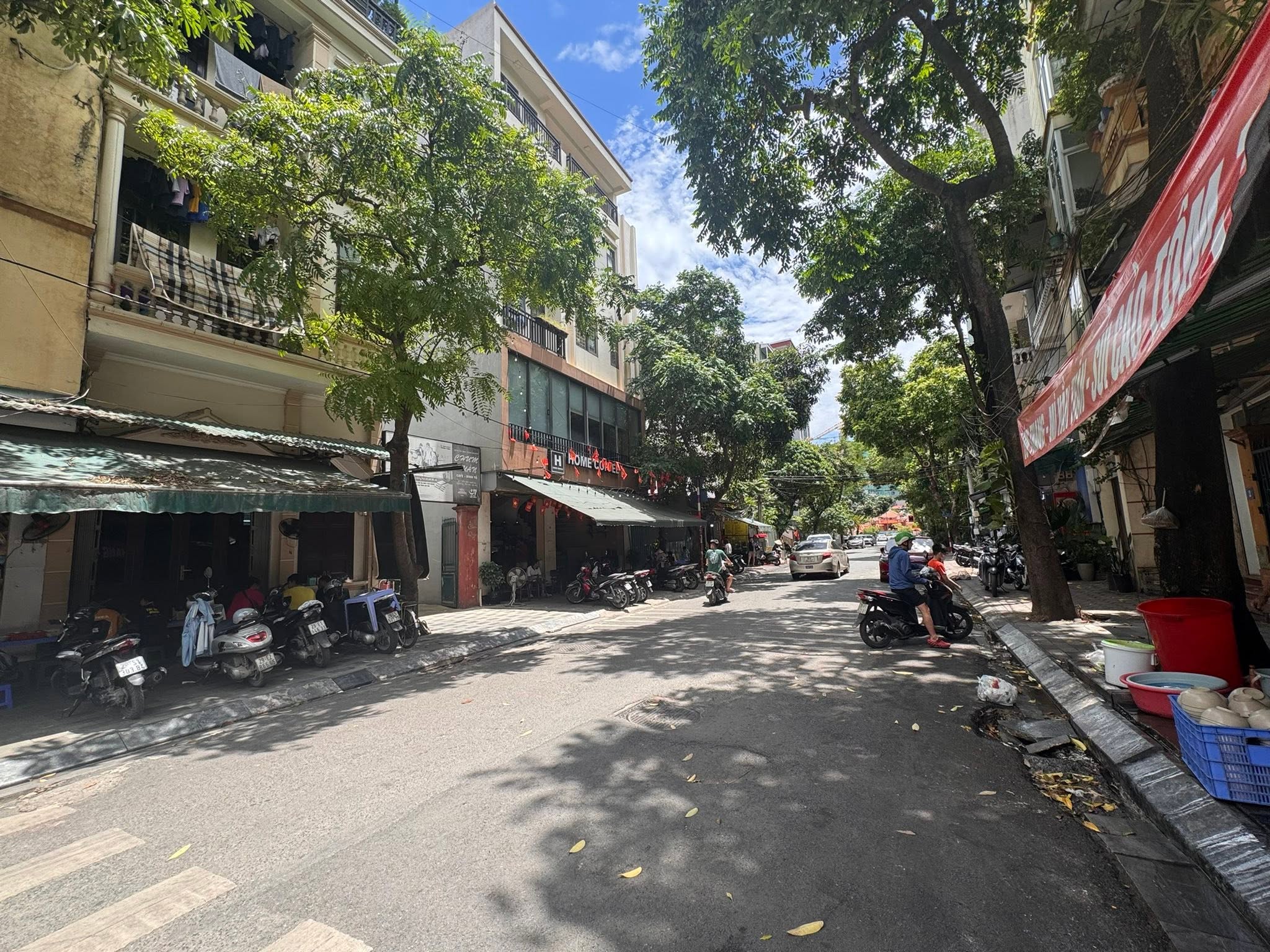 T2. Xuân La 70m2 Đất, 5m mt, 31.5 tỷ MẢNH ĐẤT ĐẸP - ĐẦU ĐƯỜNG XUÂN LA - PHÂN LÔ - THOÁNG - VỈA HÈ ĐÁ BÓNG - 3 ÔTÔ TRÁNH - THỬA ĐẤT PHÙ HỢP XÂY VP, CHDV