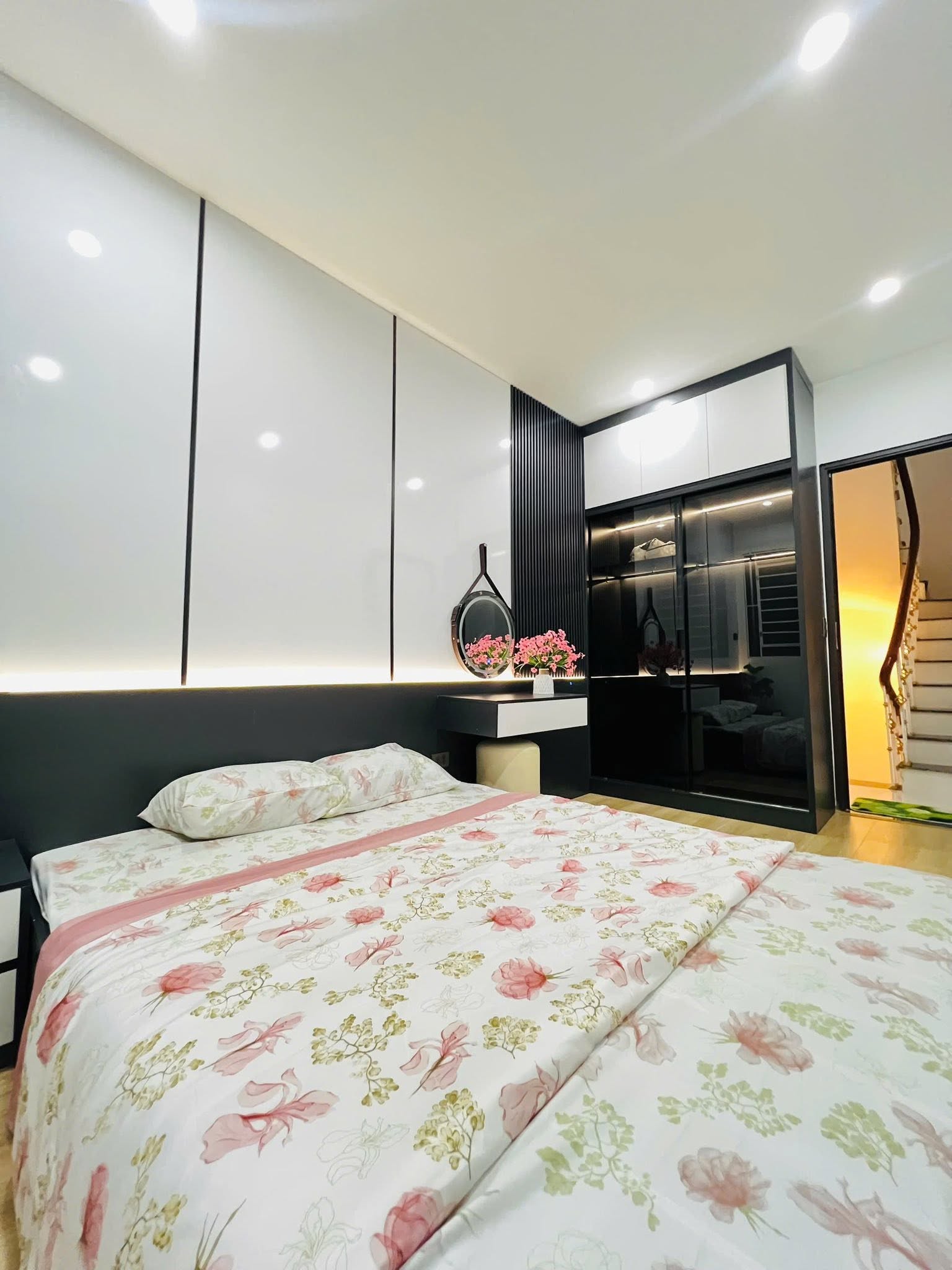 Bán Nhà Ngõ 32 Phố Khâm Thiên, Ngõ Rộng, Nhà 3 Tầng Ở Luôn, DT Sổ Đỏ: 10m, Giá: 2.05 Tỷ