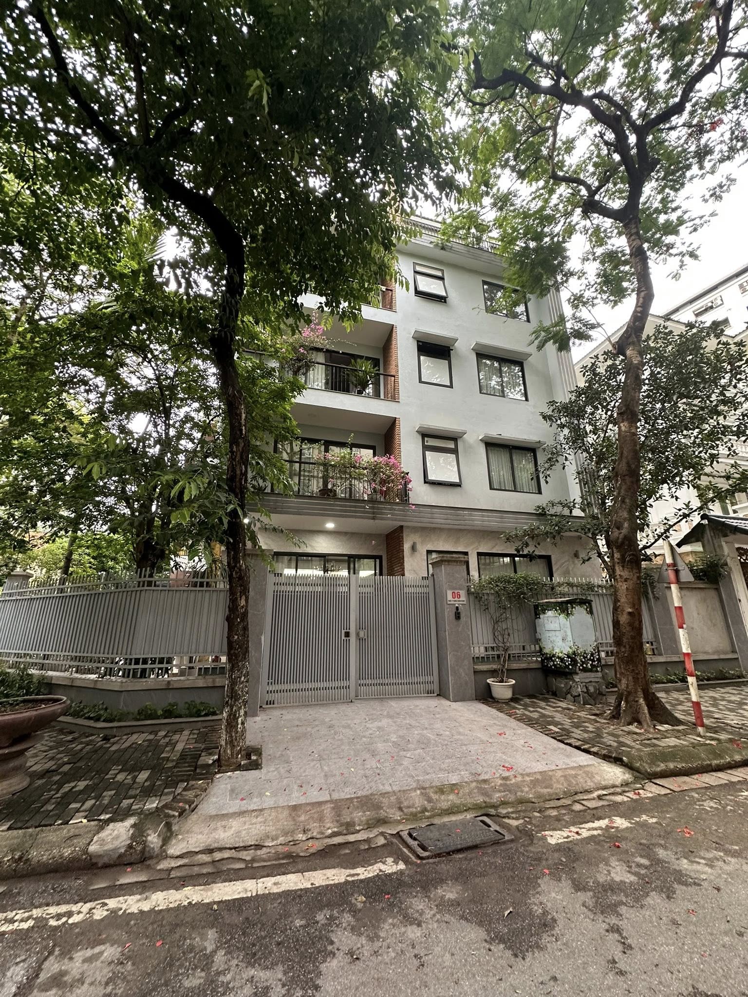 BÁN GẤP BIỆT THỰ KĐT BẮC LINH ĐÀM. ĐƯỜNG ĐẶNG XUÂN BẲNG. 230M2 - 5 TẦNG. LÔ GÓC.