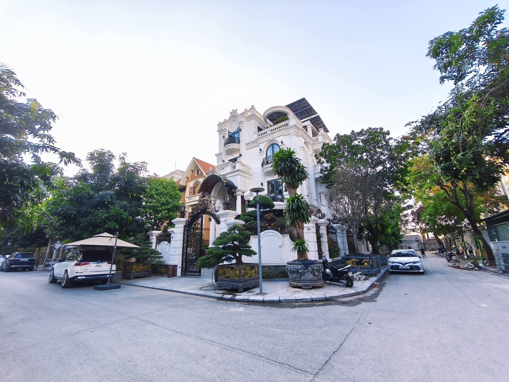 BÁN BIỆT THỰ KĐT PHÁP VÂN. 340M2 - 5 TẦNG. LÔ GÓC. NỘI THẤT CAO CẤP.