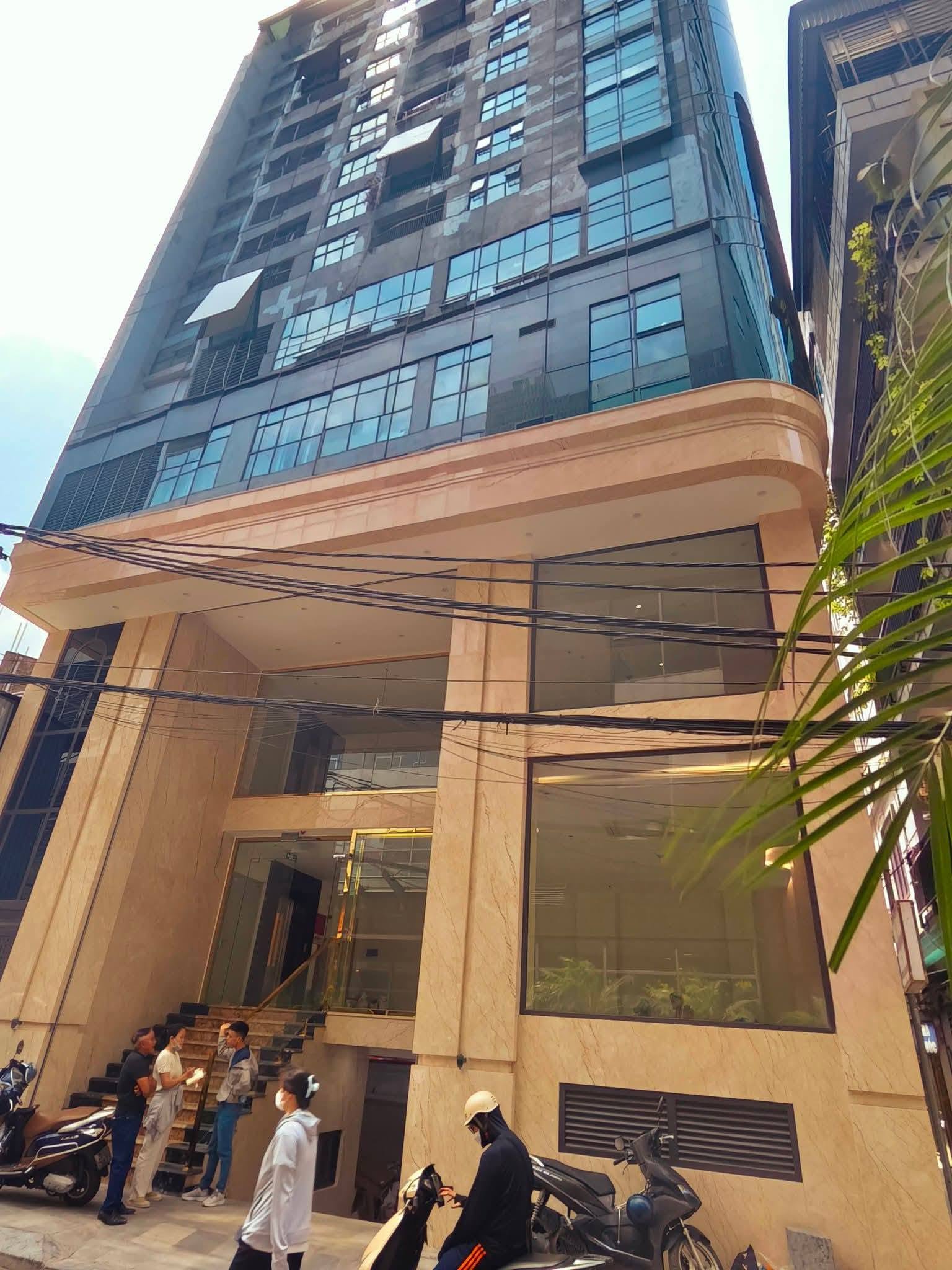BÁN TÒA NHÀ ĐƯỜNG LÊ VĂN LƯƠNG. 110M2 - 9 TẦNG. THANG MÁY. LÔ GÓC.