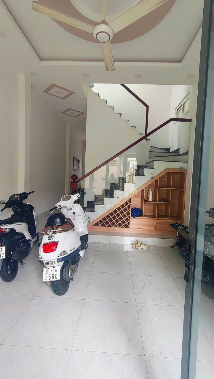 Bán nhà 3 tầng, 52m2 đường Hồ Văn Tư, Trường Thọ, Thủ Đức, TP HCM, sổ hồng riêng. Giá 4.58 tỷ.
