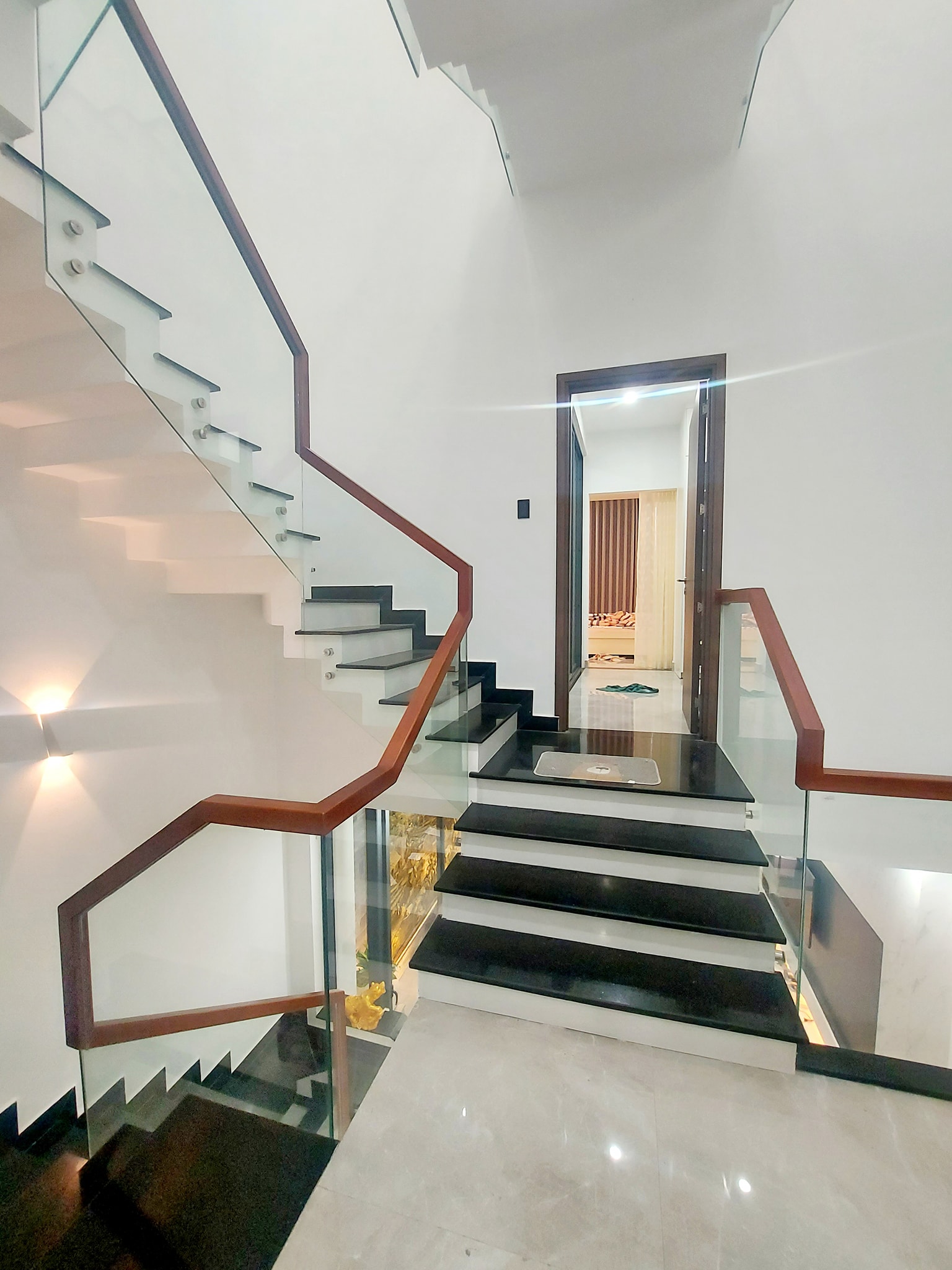 ♥ MT Đường 5.5m nhánh Lý Tự Trọng, 81m2, 3.5 tầng đúc mới đẹp, 8.x tỷ