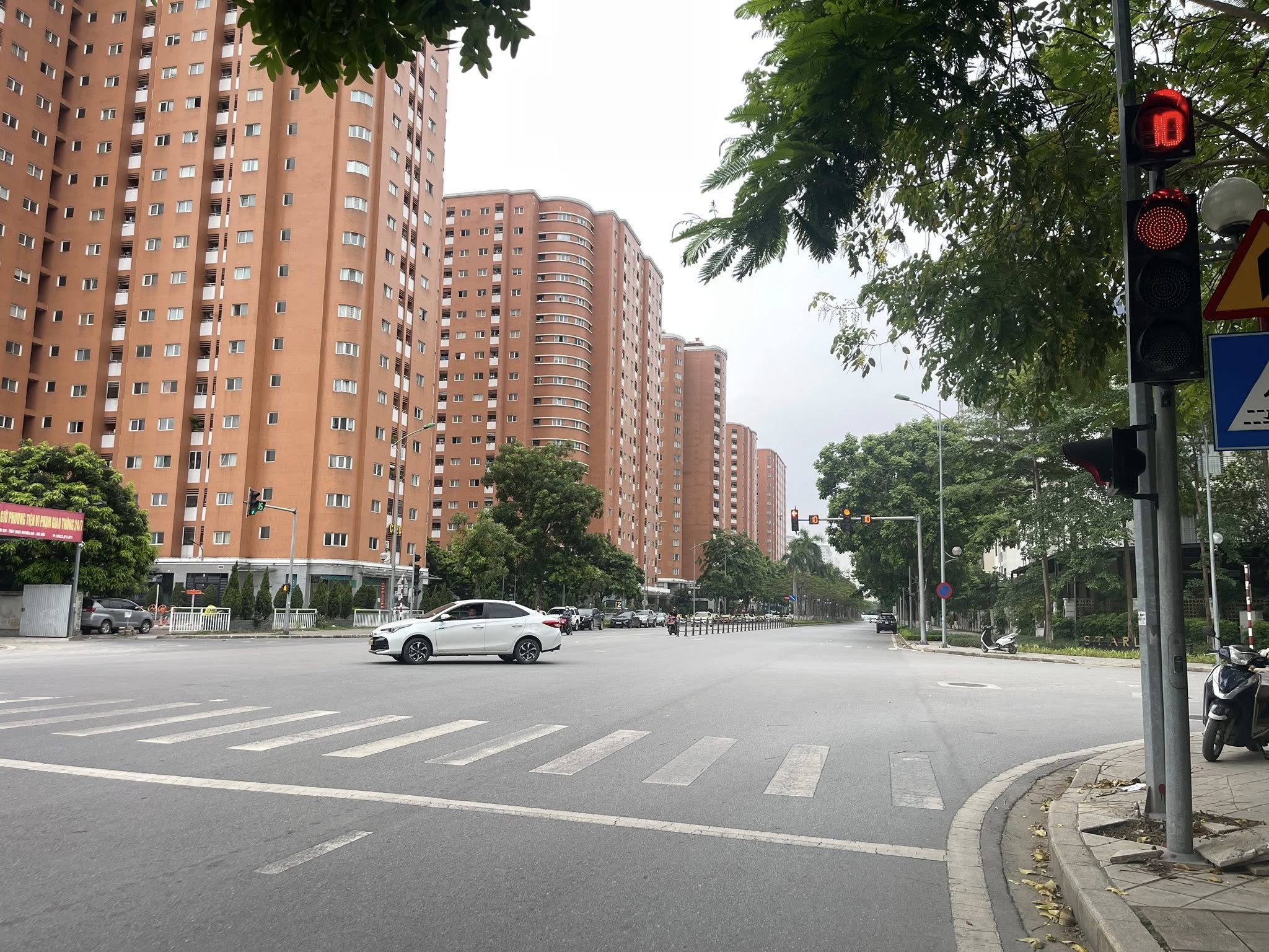 BIỆT THỰ KHU H10, STARLAKE, CẦU GIẤY-VỈA HÈ-KD-Ô TÔ: 135M X5T, MT 7M, GIÁ 95 TỶ.