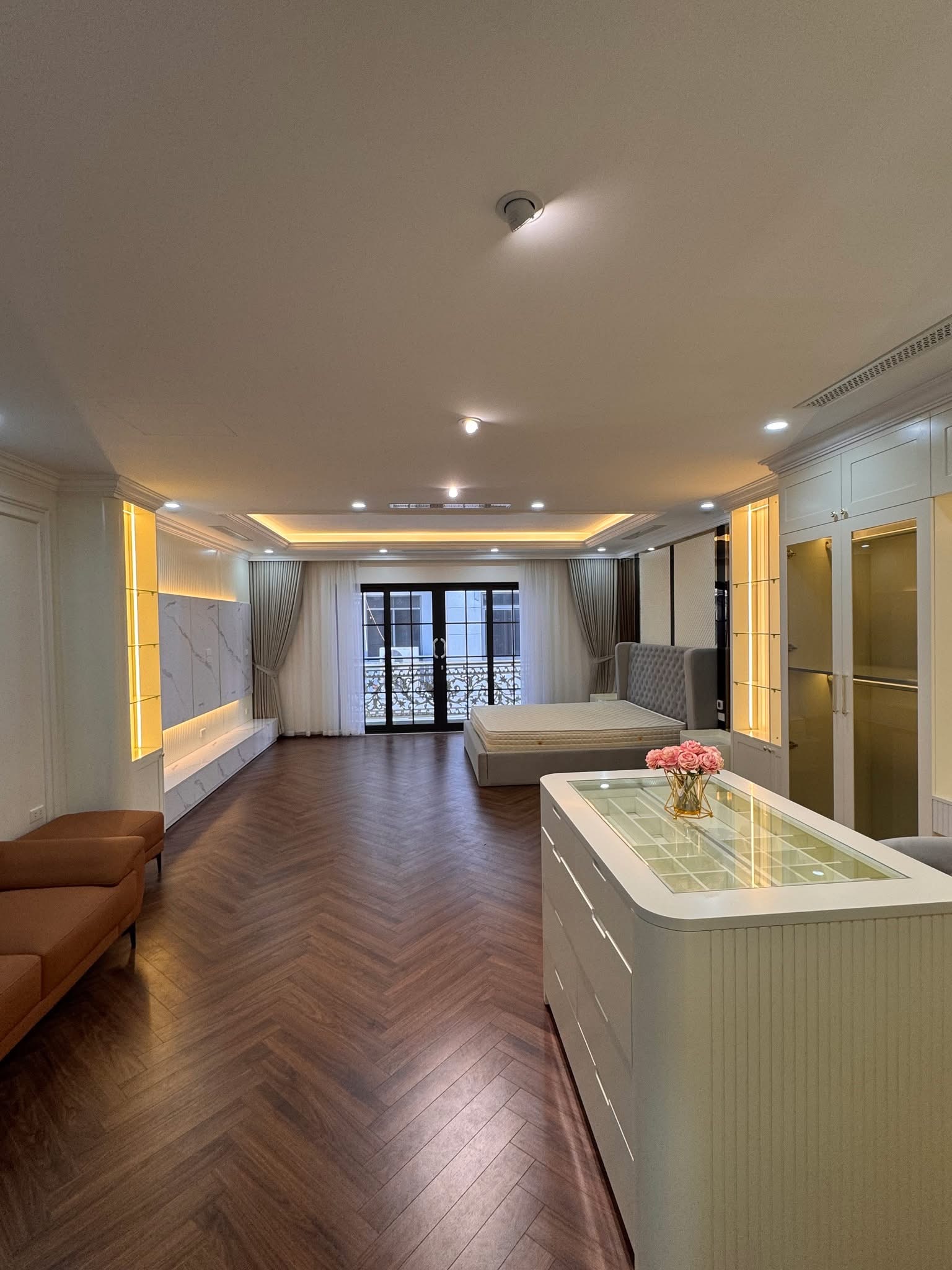 NHÀ MỚI Ở NGAY- PHỐ NGUYỄN CHÁNH- 52M x 7 NGỦ- THOÁNG SÁNG- THANG MÁY- GARA Ô TÔ.