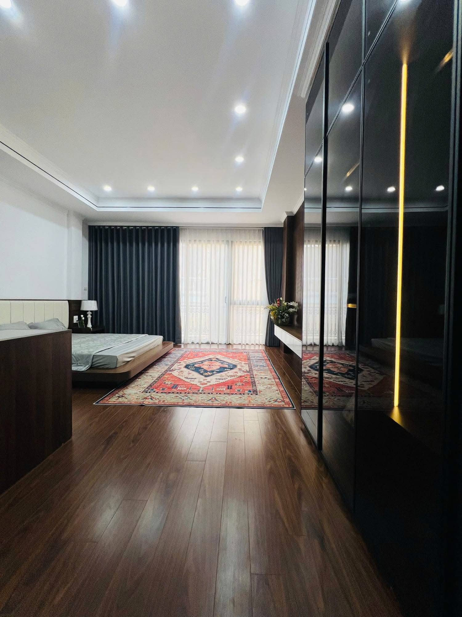 NHÀ ĐẸP NGUYỄN CHÁNH- 52M x 5 TẦNG THOÁNG SÁNG- Ở SƯỚNG- NGÕ THÔNG- DÂN TRÍ CAO.