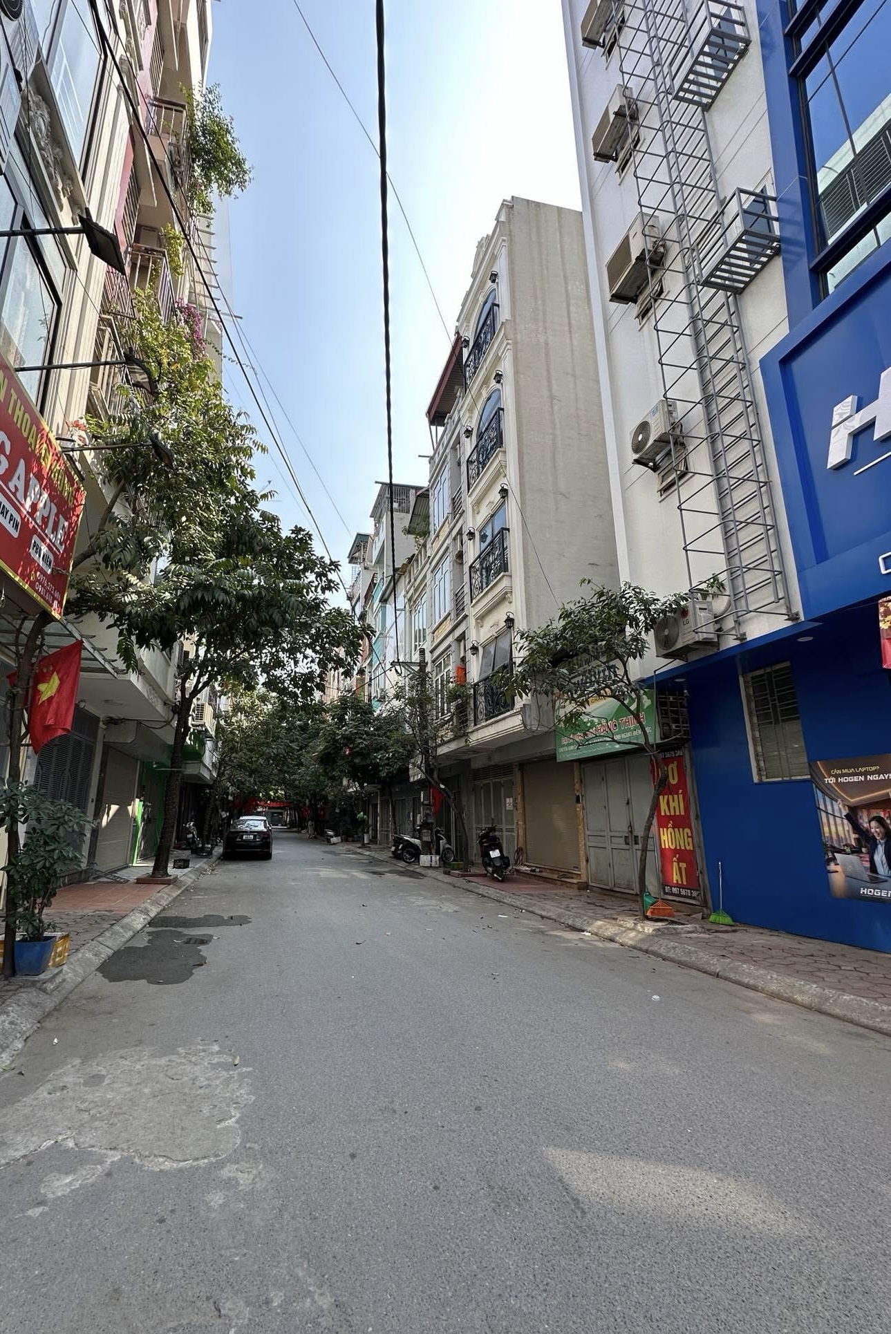 NHÀ MỚI TRUNG KÍNH TO- THANG MÁY THÔNG SÀN- 2 THOÁNG- GARA Ô TÔ-30M RA PHỐ.