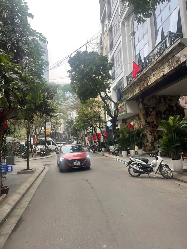 VỊ TRÍ ĐẸP PHỐ TRUNG KÍNH- PHÂN LÔ DÂN TRÍ CAO- VỈA HÈ- Ô TÔ TRÁNH- VỪA Ở VỪA KINH DOANH.