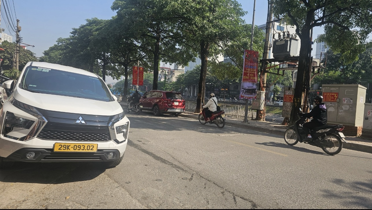Bán nhà mới xây 6 Tầng thiết kế đẹp ,mỗi tầng 2 căn hộ full nội thất , dòng tiền 50tr/ tháng . Nhà thoáng sáng rộng , mặt tiền 5,3m sổ vuông A4 .