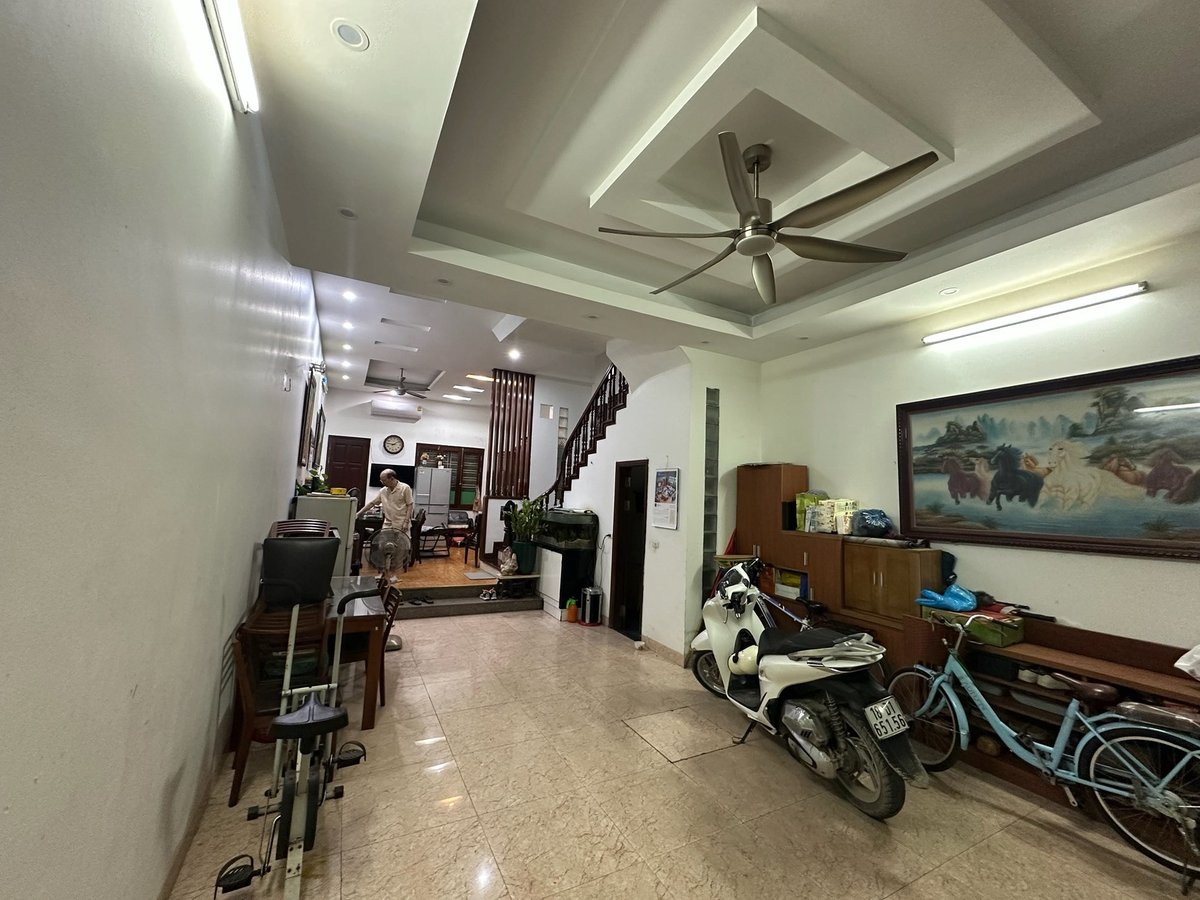 Toạ lạc tại vị trí đắc địa trong khu vực phân lô quân đội Lê Trọng Tấn, trung tâm của các tiện ích của thành phố Trường học các cấp,Đại Học,Trung Tâm TM