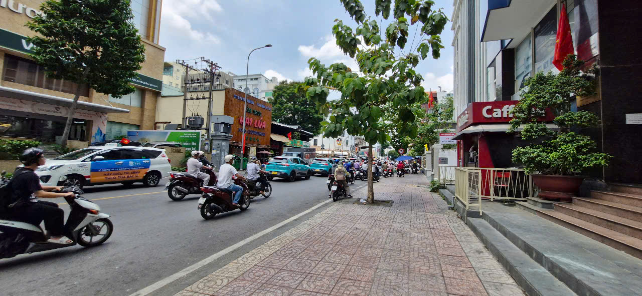 Nhà Lê Văn Sỹ Quận 3, hẻm 6m, 4 tầng ở ngay, ngang 4,2m, 10 phút tới Q.1.chỉ 12,99 Tỷ.