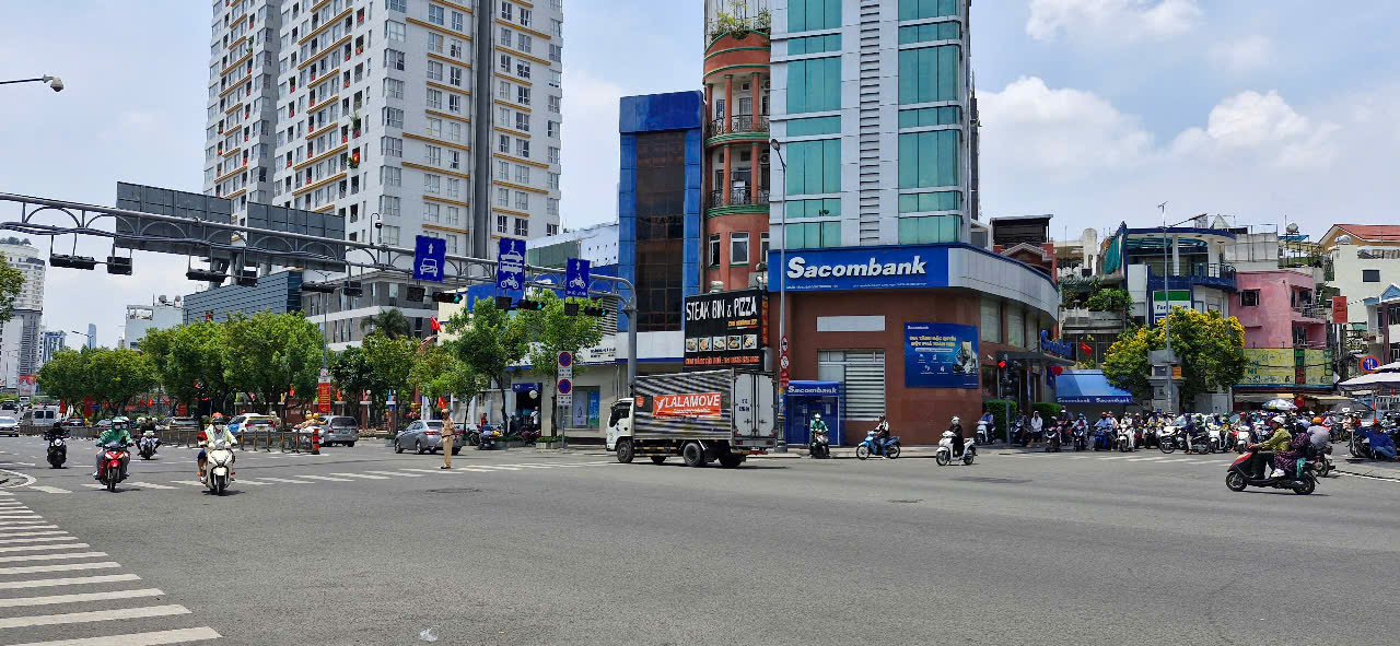 Tòa Nhà Dòng Tiền Q. 3, hẻm xe hơi tránh, Sát Coopmart Nhiêu Lộc, thu 1,8 tỷ/ năm.