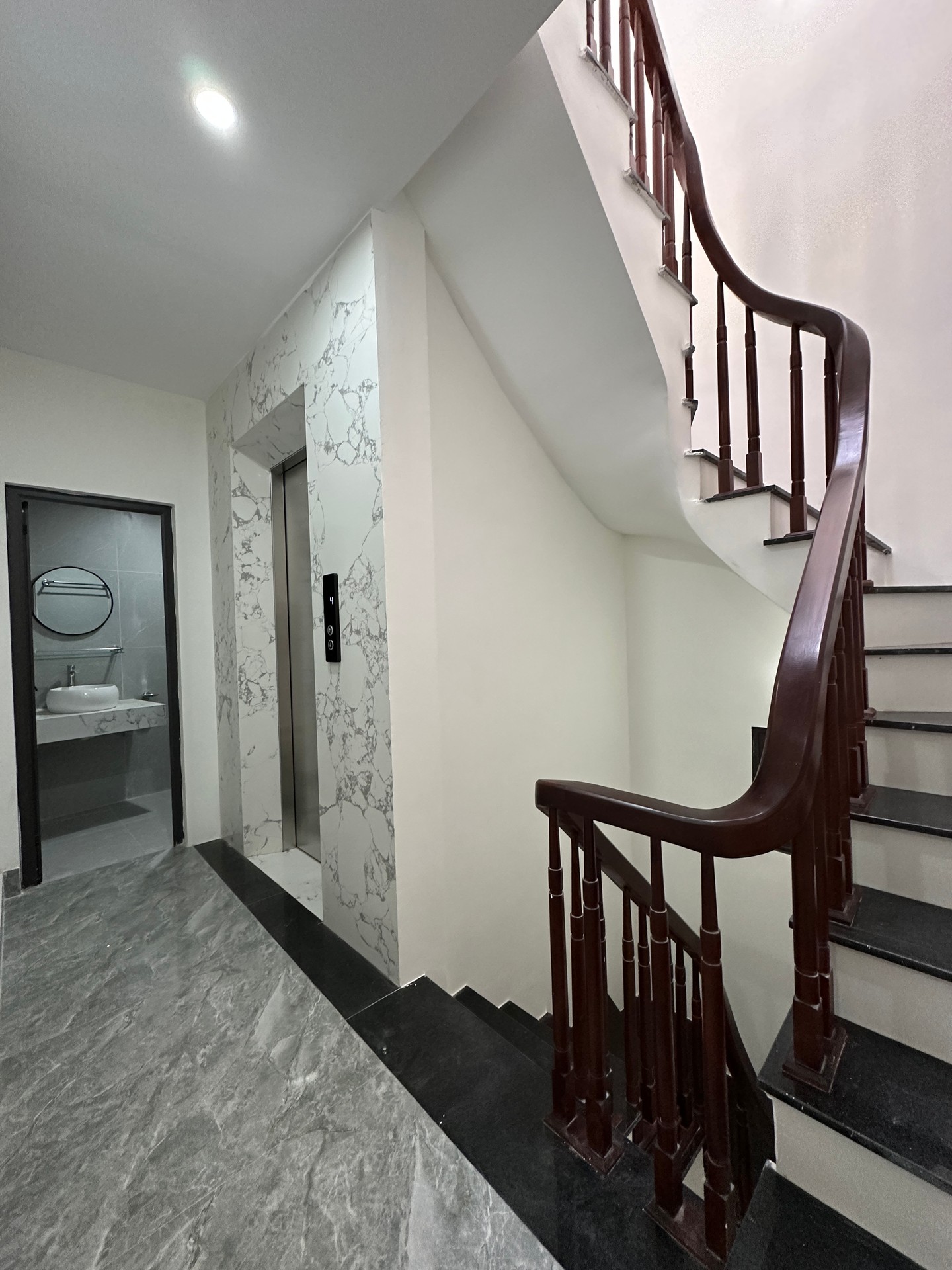 Bán nhà riêng Trần Khát Chân-Hai Bà Trưng DT42x5T,thang máy, lô góc thoáng, sân rộng 5m