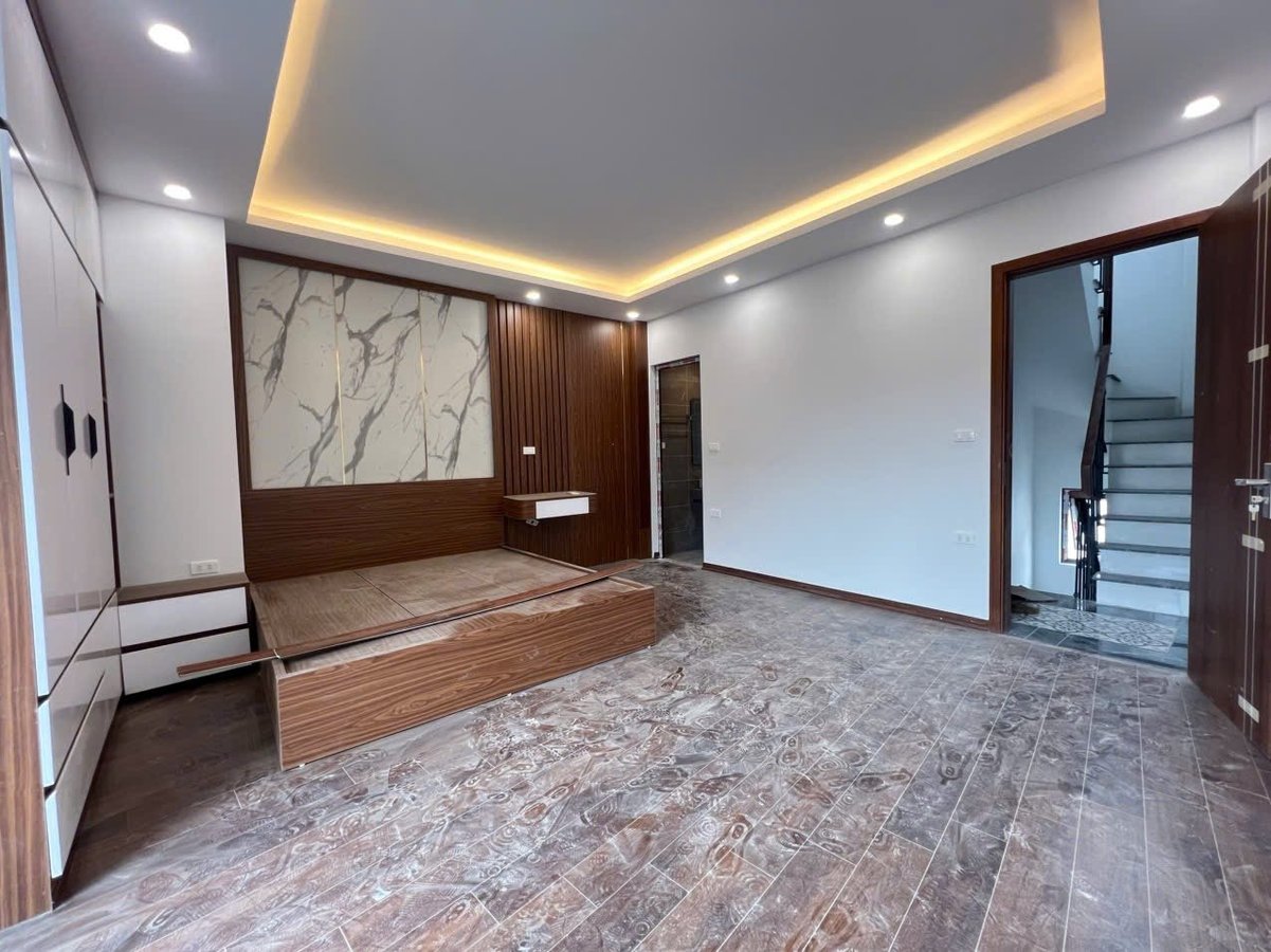 Bán Nhà Thang Máy Đường Cầu Giấy Ở Luôn, 38m, 7 Tầng, MT4,6m, 4PN, Chỉ 12,7 Tỷ