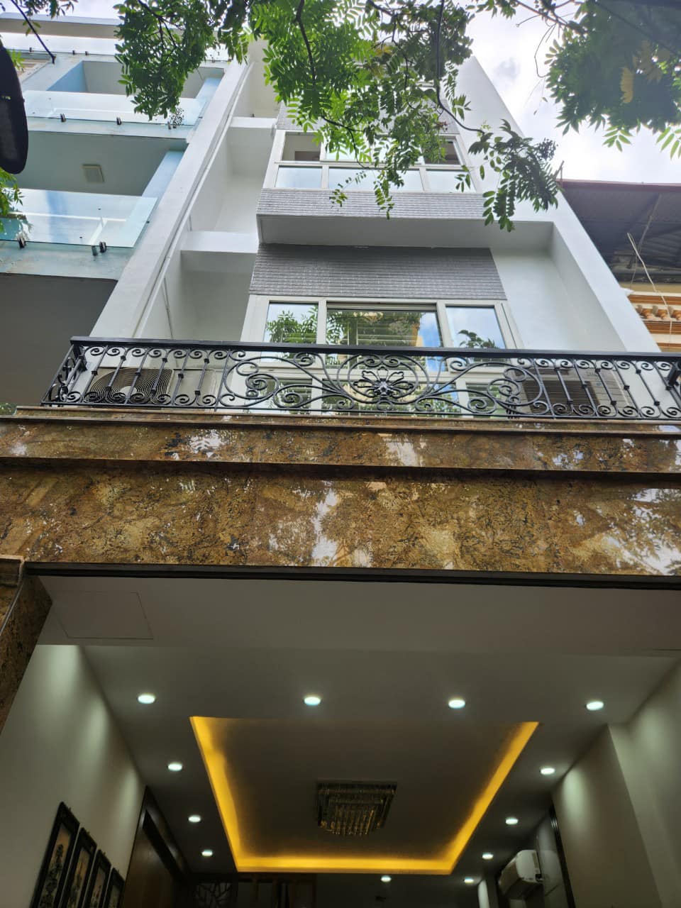 Bán nhà mặt phố Phó Đức Chính, quận Ba Đình, vị trí đắc địa, 50m2, mặt tiền 5m, 6 tầng đẹp, hiện đại.
