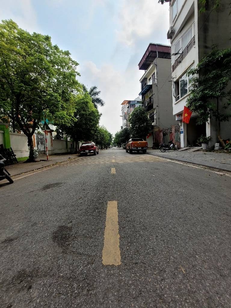 BÁN ĐẤT VIỆT HƯNG 68M2- MT 4.5m- VỈA HÈ- Ô TÔ TRÁNH- VỊ TRÍ ĐẸP- 1X TỶ