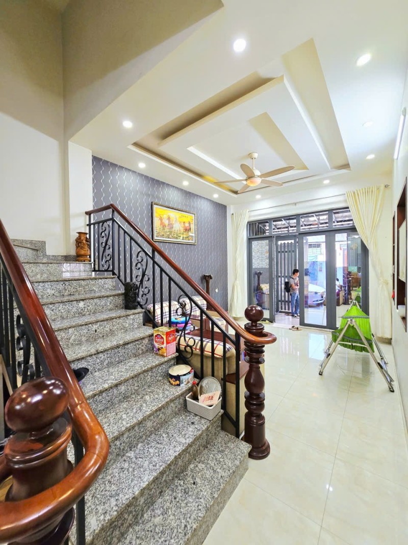 Bán nhà mặt phố đường 827, Phường Phú Hữu, Q.9, Thủ Đức, TP HCM. DT 64m2, 4 tầng, SHR. Giá - 7.85 tỷ.